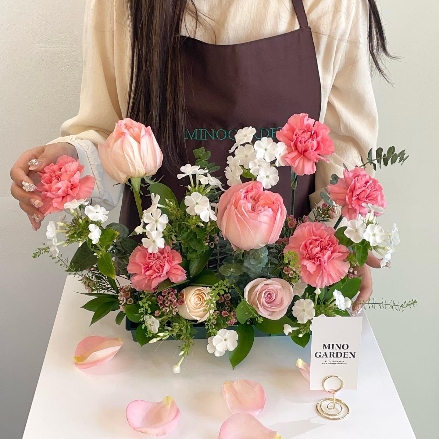 해삐를 위한(?) 첫 태교수업으로 (❛◡❛)✿
처음 해본 꽃꽂이 원데이클래스 센터피스 
처음인데 잘한다구 칭찬도 받고 완성작 대만족!

나 꽃꽂이 잘하네? 꽃 좋아하네? 💐💗

#롱앤로우센터피스 #꽃클래스 #꽃꽂이클래스 #미노가든