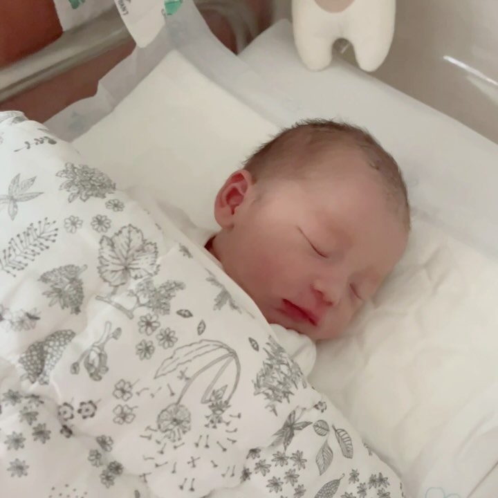 나의 두번째 왕자님 👼🏻ྀིྀིྀིྀིྀིྀིྀ 
화이트데이 베뷔야 반가워 🍬🤍🩷
𝟯/𝟭𝟰 𝘁𝗵𝘂. 𝟵:𝟱𝟬𝗽𝗺 𝟮.𝟳𝟯𝗸𝗴

인간은 망각의 동물이라더니 둘째라 첫째때보다 더 잘할 수 있을 거라고 호기롭게 맘먹었는데 이렇게 아팠었구나하하하 
작고 소듕한 너를 보고있으니 그동안 품고 낳은건 아픈만큼 너무나도 뿌듯하고 잘한 일 🫶🏻
엄마빠랑 엉아가 많이 많이 사랑해줄게 💌