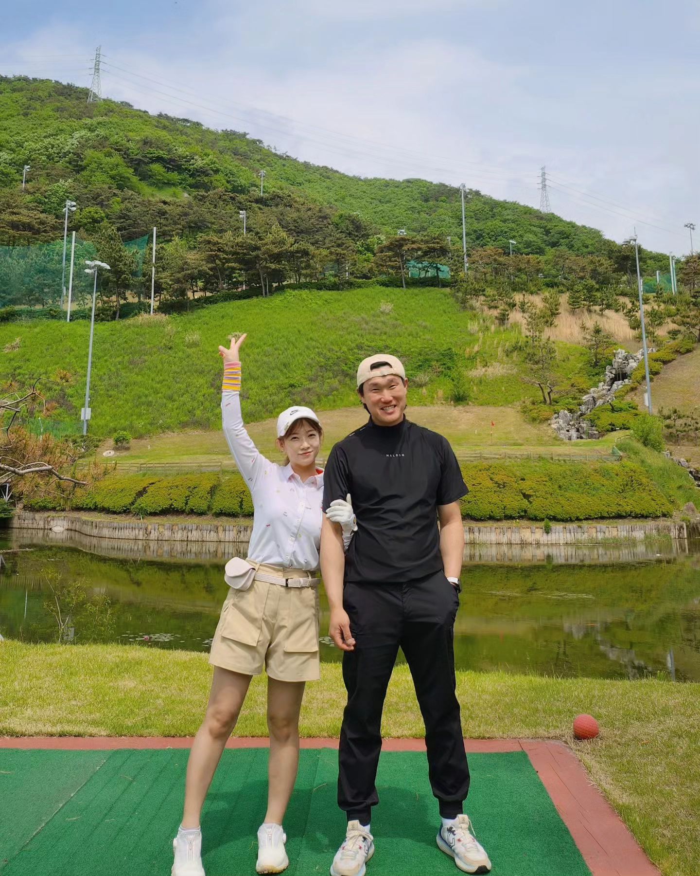공휴일날 급 자유부부타임🙋‍♂️🙋‍♀️
친구부부랑 넷이 노캐디 라운딩 갔는데
생각보다 다들 넘 잼께 치고온⛳️
오만때만데 다가본 남편들
해라CC 기대없이 갔다가
계속 생각보다 괜찮다고ㅋㅋ
산책겸 가기좋음🏌‍♀️🏌‍♀️🏌‍♂️🏌‍♂️

#일상
#자유부부
#골프연습
#부부골프
#취미골프
#해라CC
#노캐디라운딩
