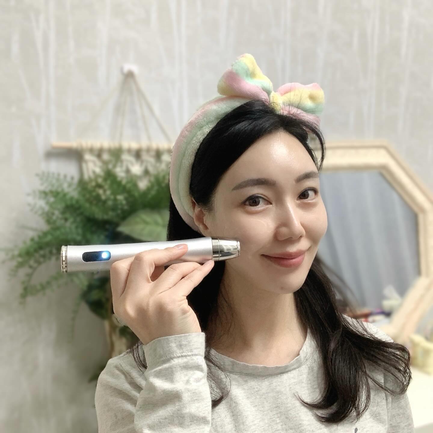 #부스터소닉 제품제공✨

관리 시급한데 매번 나가기도 힘들고
좋다는 화장품도 잘 흡수되지 않는 
느낌이라면, 뷰티 디바이스가 필요할 때!!😘

LDM 물방울 리프팅과 같은 원리인 
글로우엠 부스터소닉을 최근 10일 정도 
저녁세안 후 사용했거든요!
힘을 들인것도 아니고 오래 한것도 아닌데 
와.. 저는 피부 변화를 느꼈어요!🫢

전용젤도 너무 좋은데, 집에서 사용하고 있는 
다른 앰플들을 흡수시키면서 같이 사용해도 
좋더라고요.
뒤를 터치할 때마다 모드가 달라지는데
세가지가 있고 미세진동으로 
피부 속까지 쏙쏙 들어가는 느낌!👍

세안하고 바로 스킨토너 안하면 당겼는데
요즘 전체적으로 탄탄하니 광도 생겼어요!✨✨
 

구경은 #글로우엠 👇
glowm.official 

 #glowm #boostersonic #뷰티디바이스 #가정용물방울리프팅 #LDM #물방울리프팅 #홈케어추천템