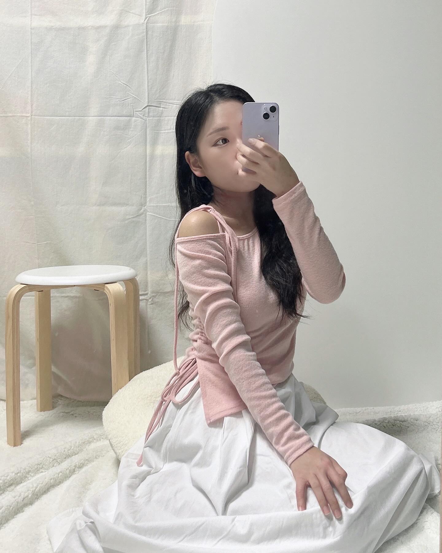 어제 피드 속 코디🎀💗
공주룩..? 제가 공주라는 건 아니구요!😊

이대로는 춥지만 위에 코트 입고 목도리 하면 
밖에 나가도 괜찮지 않을까요✨