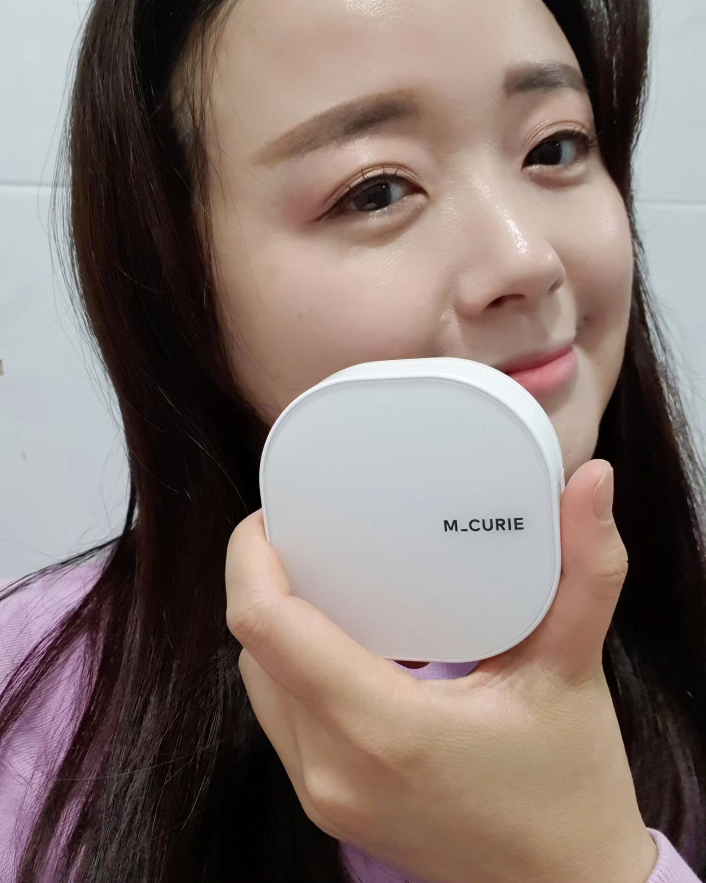 #협찬 m_curie_official
.
엠퀴리 코어 브라이트 커버 쿠션 🩷
.
아는 분은 아시겠지만 저 사실 엠퀴리 참 좋아하는데, 두 가지 색상 다 제공하면서도 리뷰 가이드 짧은 브랜드는 여기밖에 없을거예요 🫶
.
일단 한 번 써보면 엠퀴리 안 좋아할 사람 없다는게 제 생각입니다 👍
샘플링이든 협찬이든 써본 사람이라면 당연하게도 팬이 될 것이란 말입니다 💜
.
오늘, 좋아하는 친구네 집들이 갔는데 수정 화장 1도 안하고 그 상태 그대로 버스 타고 집에 가는 길이에요.
엠퀴리 좋은거 알아주시면 좋겠어요 🫣
.
두 색상 다 써보고 적당히 광 나고 자연스런 01 아이보리 퓨어 골랐고요, 02 웜 베이지는 약간 피부톤 어두운 친언니 주려고요 🩷
.
#엠퀴리 #M_CURIE #커버쿠션 #신상쿠션 #세미매트 #브라이트쿠션 #sunnykimbeauty m_curie_official