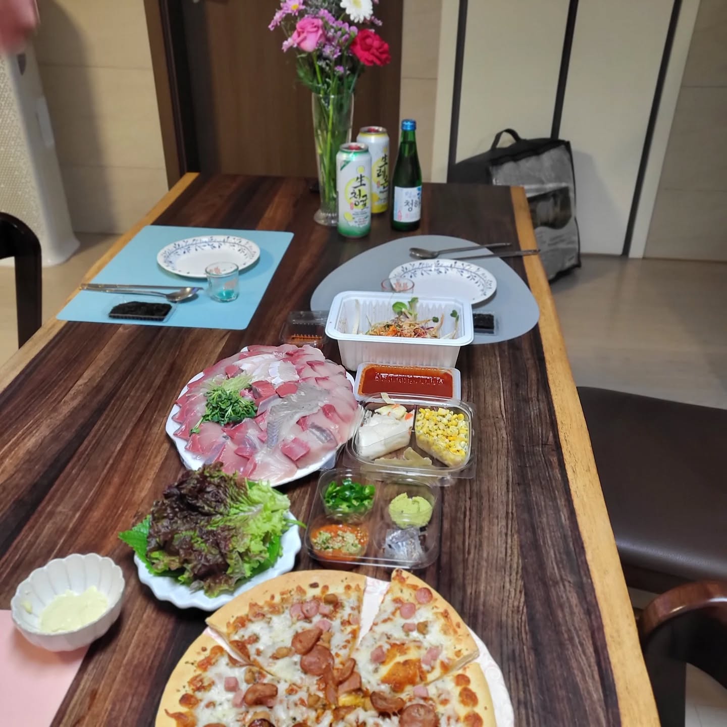 어제 저녁 미리 메리크리스마스 파티🥳
자취하는 아들이 대방어 사준다고 해서😘
피자랑 같이 먹고

딸이 사준 투썸케이크까지 디저트로👍

아들딸이 크니 맛있는 것도 사주고
함께 하는 행복이 크네요🥳

올핸 좋은 일이 많았네요😘
아들이 대학 졸업전에 좋은 직장에 취업하고
딸은 추천받아 장학금도 받고😘

정말 행복한 한해였네요💖
새해에도 잘 될거라 믿고
소원이 이루어지길 바래봅니다

우리모두
더 건강해지고
좋은 일만 많이 생기세요❤️💖💖💕💕💕💕

#미리메리크리스마스🎄 #미리파티 #연말파티음식 
#연말파티 #올해마무리 #새해맞이준비