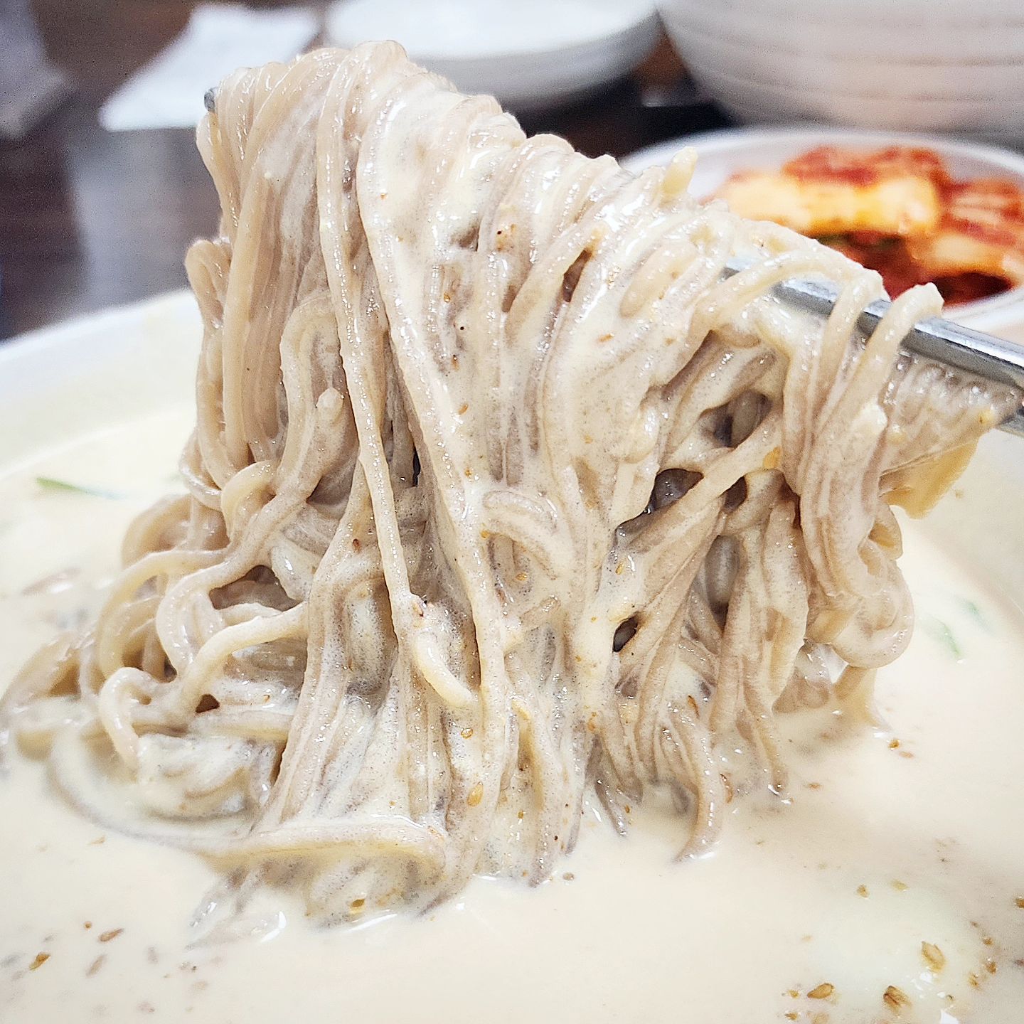 #협찬 #리뷰노트 #막줄래국시
도토리 국시 전문점~ 국수맛집!
면이! 리필되는 곳
대식가 분들! 눈여겨 보세요~😀
국수 주문전 양많이 해달라고 하셔도 되고 중간에 먹다가 부족하면 말씀하셔도 되요~
면을 먹었는데도 위가 부담스럽지 않아! 많이 먹었는데도 배가 아프거나 더부룩하지 않더라구요~
양도 많고! 맛도 굿굿
우리 신랑이 사장님 이렇게 장사하시면 곤란하시다고 다른 국수집은 장사 어떻게 하냐면서ㅋㅋ
너무 맛있다고 하드라구요~
국수 종류도 다양하고 같이간 친정엄마도 또 와야 겠다고 칭찬을!! 아낌없이 해주셨어요❤️
특히나 콩국수 진심 찐!!! 찐 !!
국물 한입먹고 면먹었는데 인생 콩국수 만났어요~~ 꼭꼭 콩국수 드셔보세요
김치도 아침마다 담그신다는데
보기에도 맛있어 보여서 한입 먹으니
김치에 밥만 먹어도 될 정도로 맛있어요
여기 국수 말고도 만두도 기가 막히니 저처럼 튀김만두 반접시! 찐만두 반접시 시키시는거 추천~
김치만두 빨간속이 맛있게 매워요~
20년된 국수맛집!
여기가 찐입니다❤️👉👍
🔎막줄래국시 양주점
경기 양주시 마전로118번길 17 (마전동) 1층
✔️주차공간 있음!
#양주국수 #국수맛집 #양주맛집