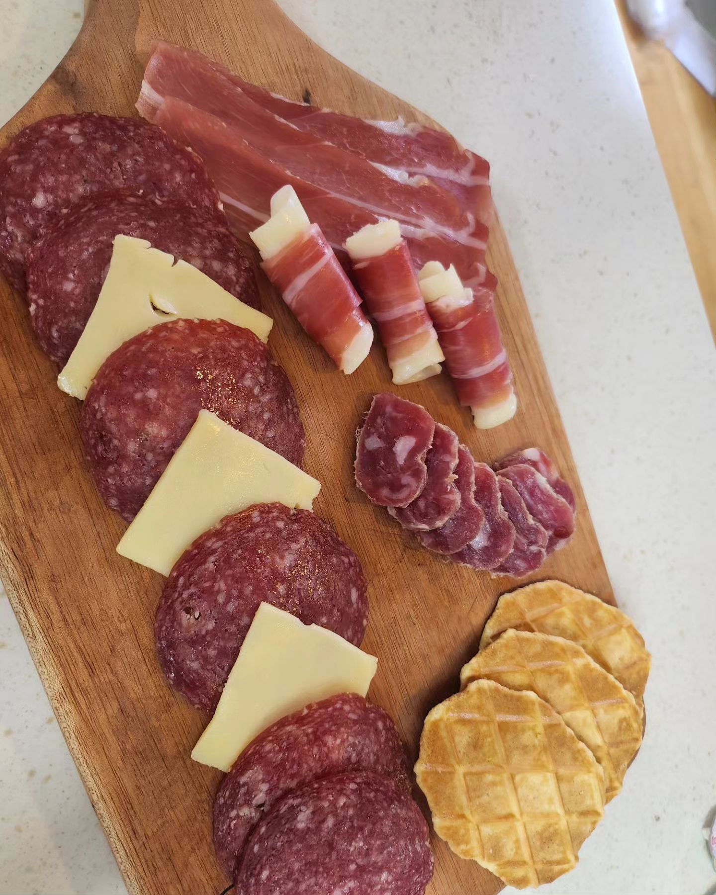 #협찬

《 존쿡 델리미트 까챠토레 》 🥂 🥓
johncook_official

이탈리아 현지 장인으로부터 정통 생산 기술을 이전 받아 한남동 살라미 뮤지엄에서 생산하고 있는 이탈리아 정통 살라미

이탈리아 정통 방식 그대로 신선한 무항생제 돼지고기를 발효, 숙성시켜 치즈같이 고소하고 진한 풍미를 자랑

최소 30일 이상 건조 숙성하면 살라미 표면에 유익한 흰 곰팡이가 뽀얗게 피어나게 되는데, 흰 곰팡이를 이용해 건조 숙성시켜 촉촉하고 쫀득한 식감이 특징

치즈와 같이 진하고 고소한 풍미를 자랑하는 까챠토레 오리지널
와인/위스키 안주&핑거푸드로 활용하기 좋은 제품

💻 존쿡 델리미트 꺄챠토레 제품을 유튜브 주류학개론, 돈슐랭 채널에서 만나보세요! 
→ 주류학개론: https://youtu.be/RBOA49Eio60?si=llybZHeehIYsAje5
→ 14F 돈슐랭: https://youtu.be/pDG6m3i8UGY?si=IqDTmtg_oLzGoXTO

#존쿡델리미트 #존쿡 #까챠토레 #살라미 #Art_of_Bloomy_Salami #존쿡살라미 #샤퀴테리 #돈슐랭 #주류학개론 #건조육 #위스키페어링 #위스키안주 #와인안주 #홈술 #연말홈파티 #연말파티