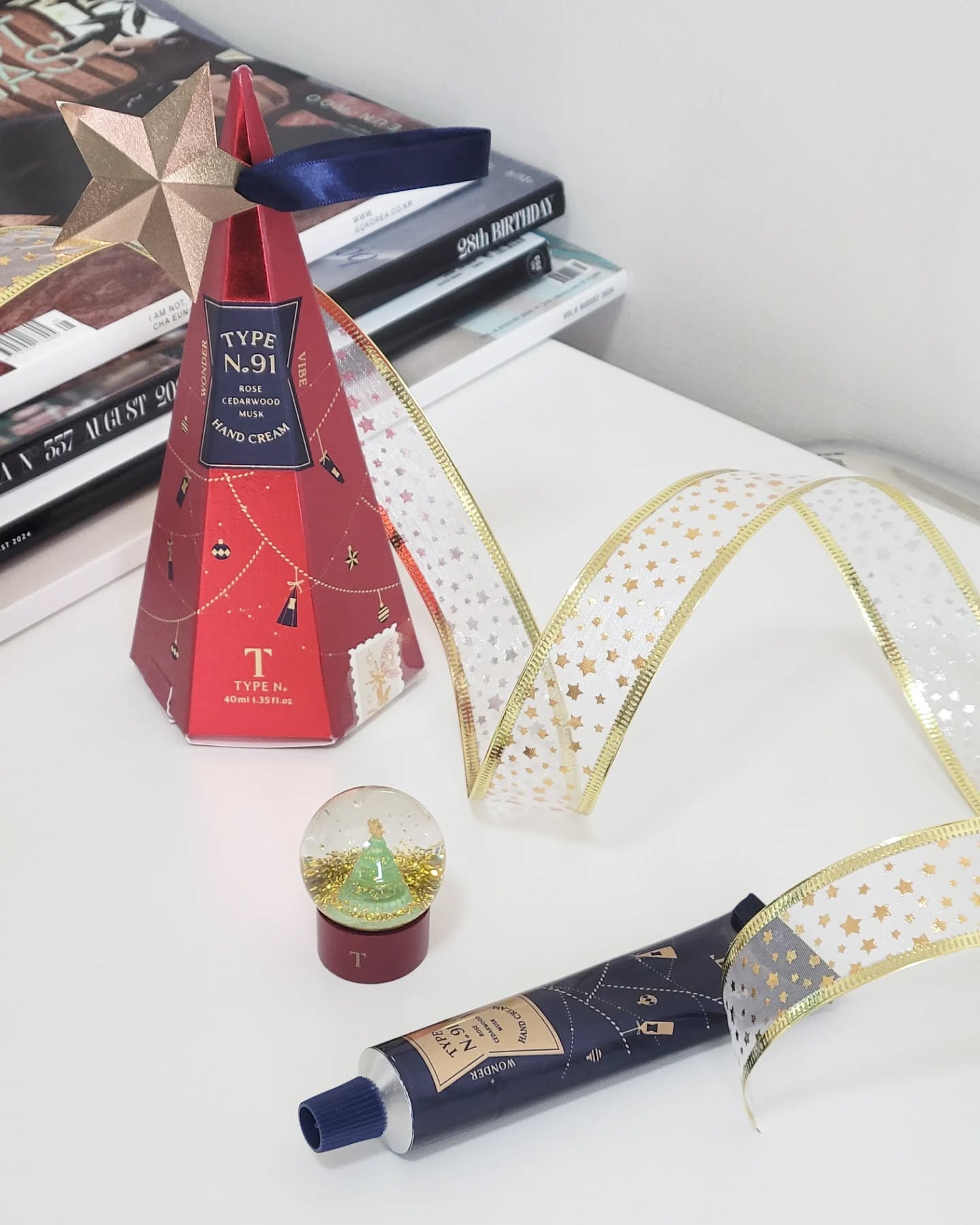 #제품제공

▪️타입넘버
[홀리데이] 핸드크림 91호 + 스노우볼

겨울철 필수템🎄

⚘️싱그럽고 고급스러운 장미향 핸드크림
(로즈향 덕후들 취저)

무겁고 답답한 향 싫어하는데
적당히 무게감 있으면서도 싱그러운향이 너무좋네요 :)
촉촉하구 안끈적이고 미끈거리지않아서 더좋았어요!

귀여운 스노우볼도 같이 오니까
카톡선물하기에서 연말, 가벼운 선물로 좋겠쥬 🎁

#파룸체험단 #타입넘버 #핸드크림 #핸드크림추천 #선물추천 #연말선물템 #연말선물추천 #크리스마스선물추천 #카카오톡선물하기 #카톡선물하기 #카톡선물하기추천