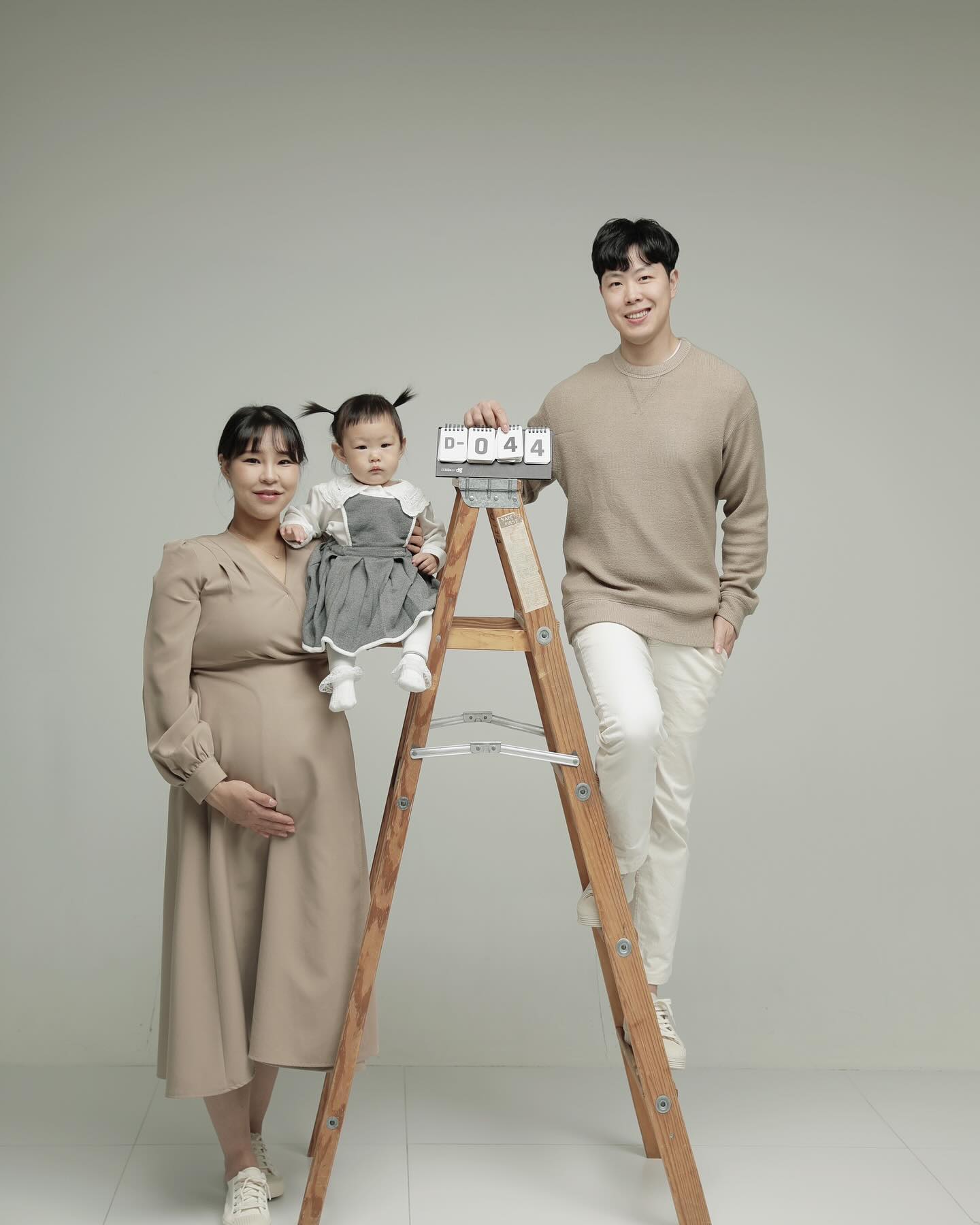 예정일 40일 남기고 임밍아웃
만삭겸 가족사진 너무 마음에 든다❤️

#가족사진 #임밍아웃 #둘째 #육아 #육아소통 #육아맘  #육아일상  #육아스타그램  #가족 #딸둘맘 #딸둘 #딸딸 #딸딸맘  #소통 #소통해요