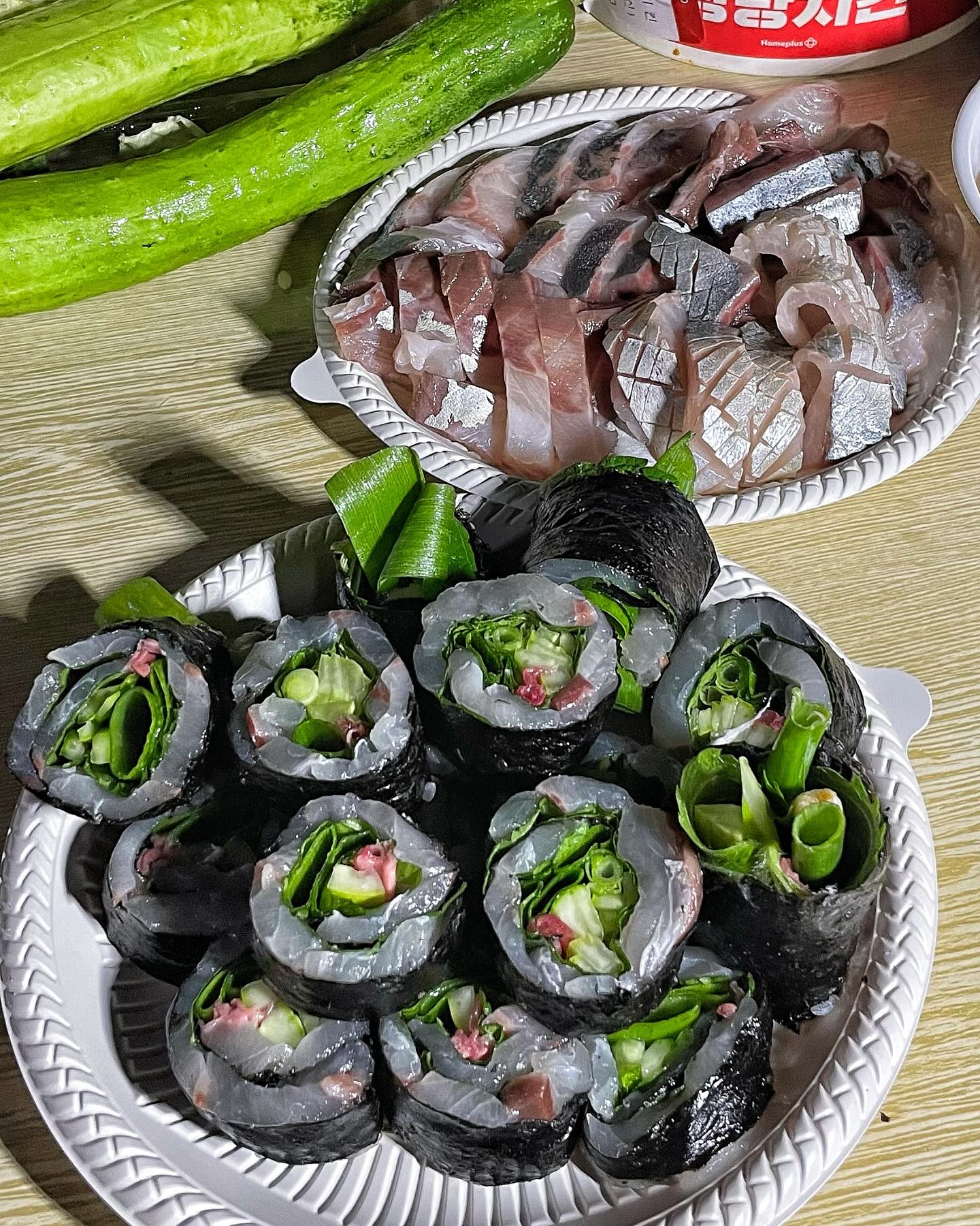 지금 안 먹으면 절대 안되는 제철 줄전갱이🤍
잘 안 잡히기때문에 발견하시면 바로 먹어야합니다ㅠㅠ 
대방어의 맛있는 부위만 모아둔 상위 버전🤍

#줄전갱이 #줄전갱이회 #전갱이 #회 #먹스타 #먹방스타그램 #먹스타맞팔