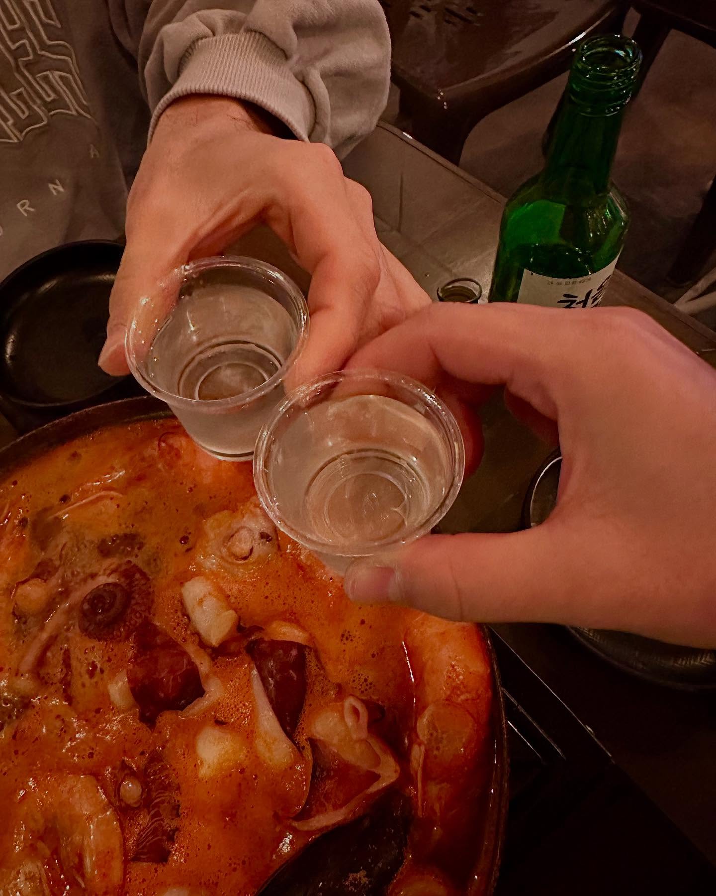 12월에 첫만남,10년연애
12월의 결혼식
우리에게 찾아와준 천사와의 첫만남 12월,

우리에게 12월은 소중하고 의미있는 가장행복한달🫶
너는 내곁에,나는 너의곁에 지금처럼 함께 울고웃고웃자♥️

#10년연애#결혼기념일#7주년#둘에서다섯이된우리#알콩달콩#꽁냥꽁냥#삼남매와함께#행복하자