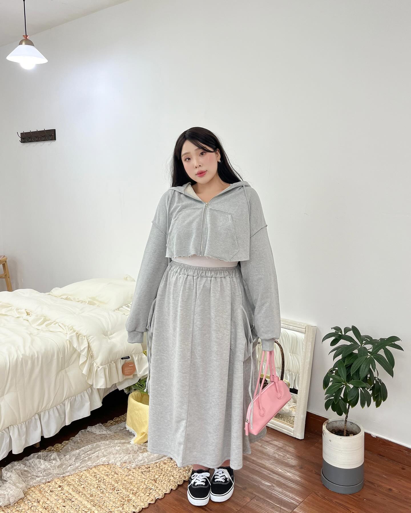 이번 롱스커트 그냥 넘기는 사람 진챠 바보..
저 진짜 색 하나만 소장하려고 했거든요..? 근데 4가지 모두 소장해버렸습니다… 놓칠 색이 하나도 없어요!! 
핏, 색감 말해뭐해-! 근데 너무 착한 가격으로 준비했어요 ◡̈