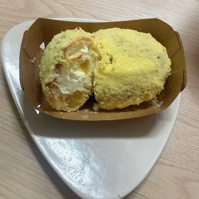 .
‘뚜레쥬르’ 고구마크림빵 🥧🧁🥧
tous les jours = 날마다 매일 👩‍🍳🏃‍♀️

.
#뚜레쥬르 #크림빵이기도 #퐁신한케이크이기도 #한무엇