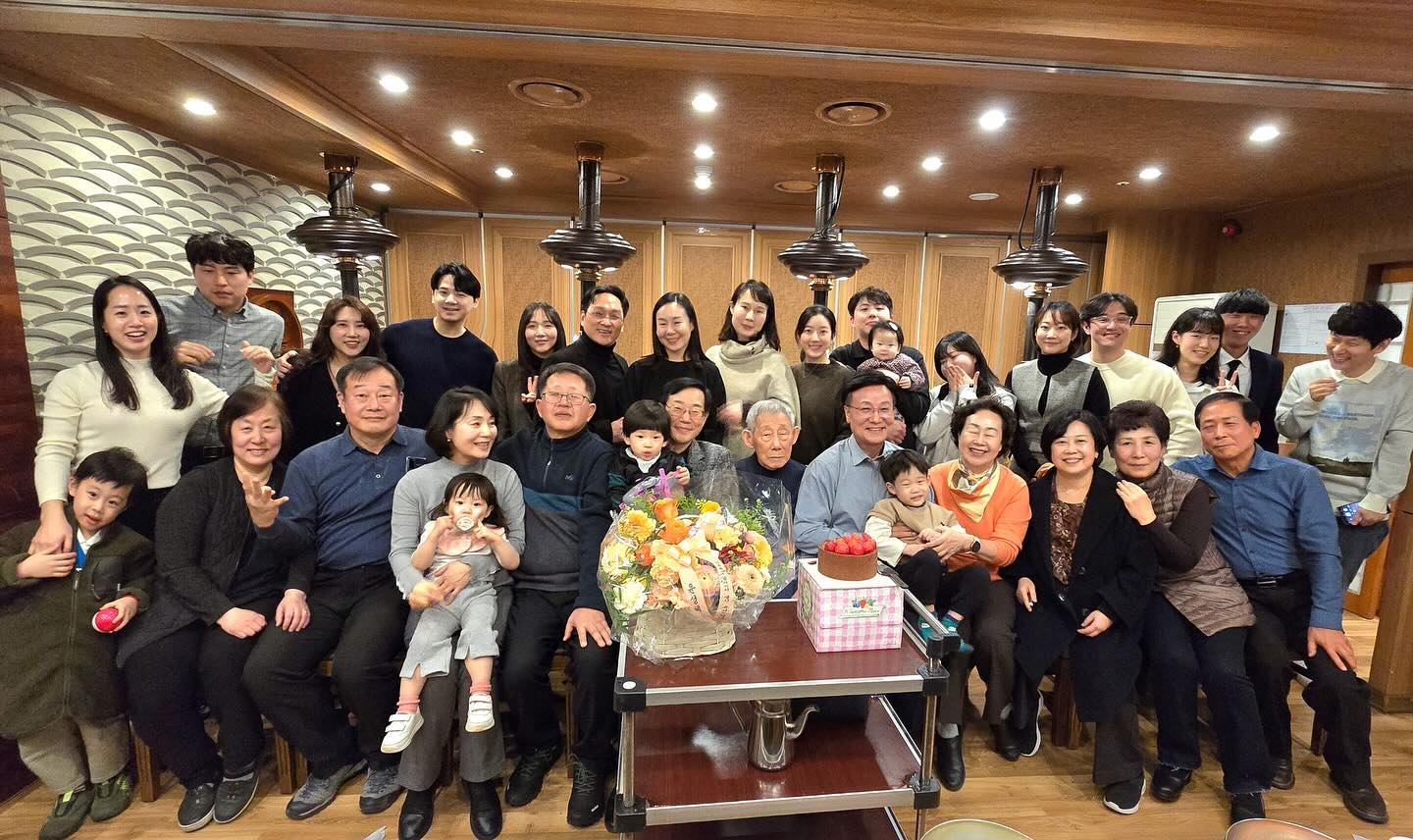 4대가 모였던 할아버지 생신❤️
언제나 보고싶고 그리운 할아버지
아직 건강하신거같아 다행이지만
연세가 많으셔서 항상 걱정이다
사촌들도 점점더 결혼해서 조카들도 많아지고
북적북적한 외갓집 행사가 아직도 넘 좋다
할아버지가 오래오래 건강하셨으면 좋겠다😘
.
.
#아들맘 #딸맘 #애둘맘 #남매맘 #4인가족 #주말 #가족행사 #4대대가족 #욜로 #욜로맘 #욜로팸 #즐겨보자 #눈누난나 #주말순삭 #집이최고 #2024년 #달려보자