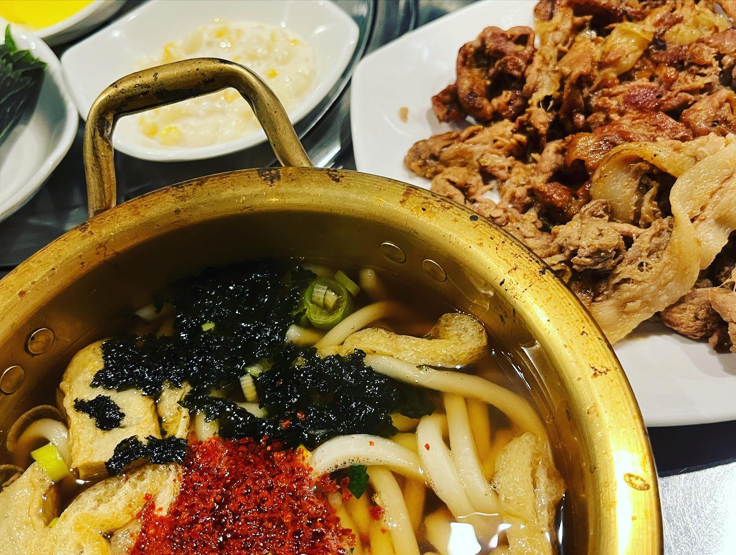 #협찬 #범어동화덕석쇠 #불고기우동 #범어동맛집  범어동에 위치한 화덕 화덕 석쇠구이를 방문했어요 북성로 석쇠불고기가 생각나는 맛인데요 개인 화로를 주셔서 직접 구워서 먹을 수도 있습니다 추운 겨울에 뜨근한 국물로 잘 어울리는 안주인것 같습니다 다양한 메뉴가 있어서 저렴한 가격으로 맛볼수있어요 석쇠불고기랑 우동 세트 조합이 찰떡이네요 나중에 쿠마랑 같이 와야겠어요. 

📍주소 : 대구 수성구 동대구로59길 14-14 상가 101호(범어역 2번 출구에서132m)

📍영업시간 : 17:00에 영업 시작 

📍전화번호 : 0507-1396-7