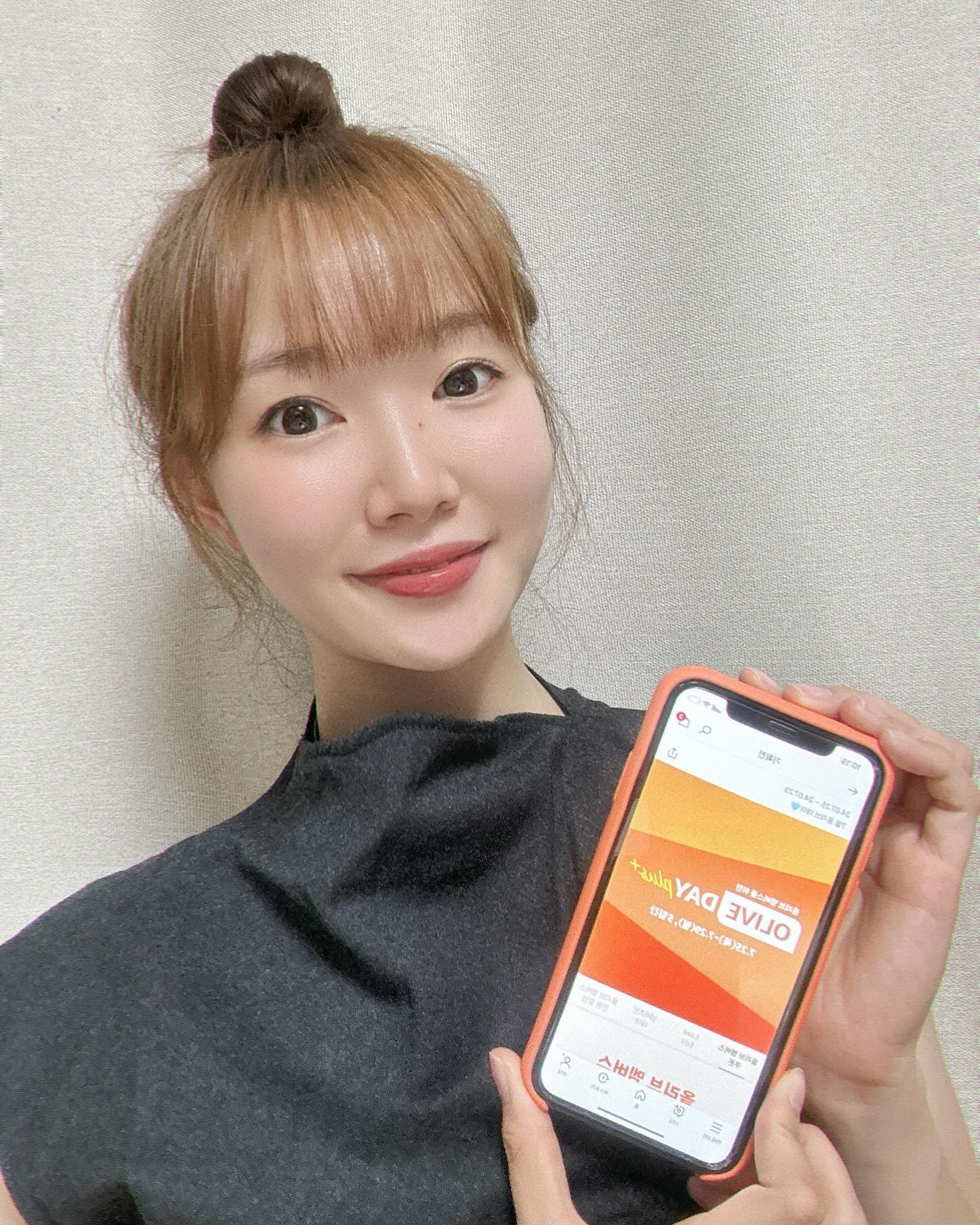 #유료광고 oliveyoung_official 

더 특별해진 올리브데이✨

매월 25~27일 진행하는 올리브데이가
7월에는 기존보다 2일이나 길어져서 29일까지
총 5일간 프로모션 진행된다고 해요!

그만큼 혜택도 UP🔥

1️⃣ 등급별 1만원 이상만 구매해도 OLIVE DAY 박스 증정
 - 저는 그린 등급이라 그린 등급 올리브 데이 박스도 받았어요!

2️⃣ 등급별 할인 쿠폰
- 4만원 이상 구매 시, 최대 2만원 할인 (골드 올리브 15%, 블랙 올리브 12%)

- 3만원 이상 구매 시 (그린 올리브 10%, 핑크 올리브 3천원, 베이비 올리브 2천원 할인)

3️⃣ LUXE EDIT 혜택
온,오프라인에서 LUXE EDIT 3만원 이상 구매 시, LUXE EDIT체험분 22~25종 랜덤 구성 된 LUXE EDIT BOX를 증정

4️⃣ 매일 다른 데일리 특가 제품
 ★온/오프라인에서★ 럭스 에딧 매일 다른 데일리 특가 진행 
 어반디케이/아떼/정샘물/프리메라 상품들을 매일 다른 데일리 특가 제품으로 만나볼 수 있어요!

지금 올리브영 공식 인스타그램을 통해
올리브 데이+ 이벤트를 확인해보세요💚

#올리브영 #올리브데이플러스 #올리브데이 #올리브영꿀팁 #올리브영오특 #영데이 #올리브영부폰 #올리브영할인 #멤버십특가 #올리브멤버