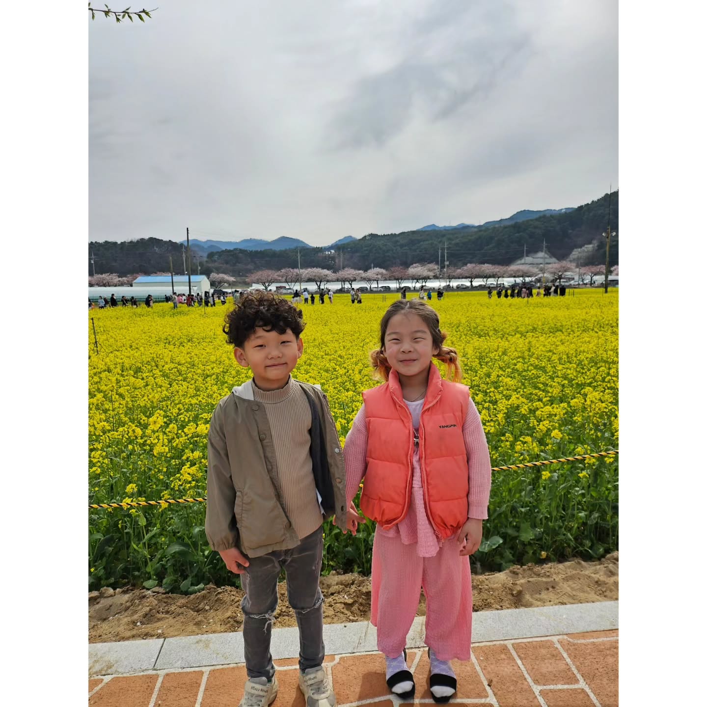 훈이오빠를 제일 좋아하는 예린이
1살차이라 그런지 잘논다 ㅎㅎ
손꼭잡고 댕기는거보니 예쁘다 ❤️ 
앞으로도 잘지내보자 😊
.
.
.
.
.
.
.
#62개월 #1살차이 #오빠동생 #잘지내보자