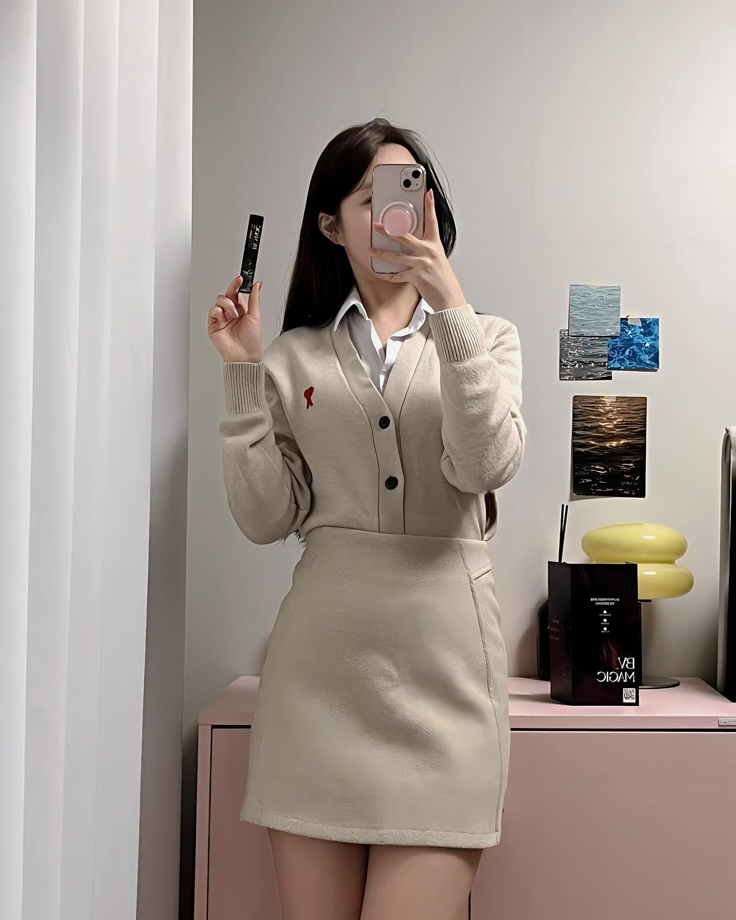 #협찬 X bvmagic_cosmetics 

여러분 설명에 앞서 얼빡샷 미리 죄송합니다,,🥹🤍 
요 꿀템을 더 가까이서 보여드리고싶은 제 마음이랄까요 ㅎㅎ

이 속눈썹 영양제는 #bv_매직 제품인데요 ! 
일단 이 브랜드 자체가 탈모완화 헤어제품도 만들기 때문에
저는 굉장히 신뢰가 갔어요 👏🏻✨

#bv매직아이 속눈썹 영양제는, 
솔 앞부분에 둥근 팁이있어서 언더도 바르기가 쉽고 
타 제품들보다 좀 더 워터리한 느낌이어서 편하더라구요🫧
펌을 자주 하시거나 마스카라가 필수인분들께 추천드립니다 🫶🏻

다들 주말 마무리 잘 하시구 담주도 화이팅이에요🤍

🏷️ 
Top : amiparis #아미 
Top2 : wonyhellow #프롬데이원 
Bottom :  66girls #육육걸즈