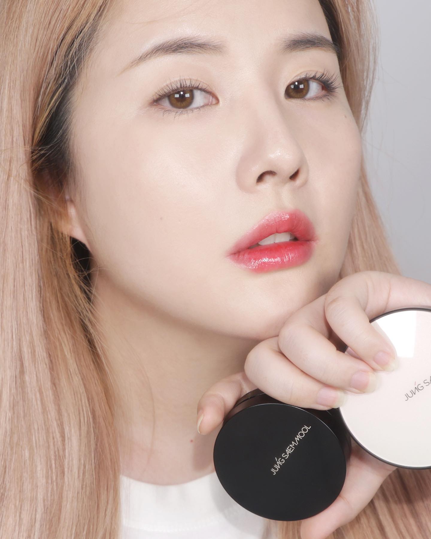 #유료광고 jsmbeauty_ 
효리언니 광고 나올 때마다 넘나 써보고 싶었던 #정샘물쿠션 🌟 무려 1000만개나 팔린 #천만쿠션 이더라구요..?

수분기가 느껴지는 모이스처 핏 텍스처라 촉촉한 베이스 선호하시는 분들에게 추천드리고 싶어요. 피부에 촘촘하게 밀착되어 윤기가 나는데 커버력도 나쁘지 않더라구요. 피부톤을 균일하게 정돈시켜줘서 더 깔끔해보이는 느낌.

저는 라이트 컬러를 사용해봤는데 옐로우 베이스 사용하시는 21호 웜톤분들에게 잘 맞을 것 같아요.
본품+리필+퍼프1매+미니쿠션이 들어있는 정샘물 #에센셜스킨누더쿠션 기획세트를 4월 한 달 동안 올리브영에서 20% 할인가로 만나볼 수 있다는거! 미니쿠션은 파우치템으로 넘 좋을 것 같고요? 완전 핵이득 구성이라 얼른 달리셔야 할 것 같습니다 ㅋㅋ

립은 정샘물 #뉴클래식글레이즈립스틱 을 발라봤어요. 에나멜처럼 탱글하고 쫀쫀한 광택이 매력적인 립스틱이에요. 멘톨 성분이 들어있어서 바르면 입술이 살짝 시원해지고 볼륨있게 광이 차오르더라구요. 슬림한 타입이라 립라인 맞춰서 섬세하게 바를 수 있음!
6가지 컬러 중 저는 세 컬러를 발라봤는데 나머지 컬러들은 4월 중순에 출시된다고 해요.
역시나 올리브영에서 립스틱 본품과 하트 미니 거울로 구성되어 있는 기획세트를 20% 할인가에 구입할 수 있습니당.

본연의 아름다움을 살린다는 브랜드 철학을 제품에도 잘 담아낸 것 같은 브랜드 #정샘물 . 나에 대해 알아감으로써 본연의 아름다움을 이끌어낸다는 #FindYoutiful 캠페인 저도 실천해봐야겠어요! 

.
.
#올리브영추천템 #올리브영립스틱 #효리핑크 #글로시립스틱 #촉촉쿠션 #립스틱추천 #정샘물립스틱 #보습광택 #에나멜광택 #슬림립스틱 #베이스명가 #이효리 #올리브영쿠션