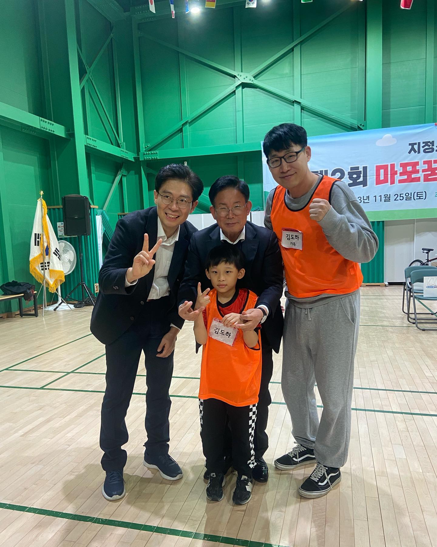 .

⚽️ #3번째운동회 

아들이 다니고 있는 축구단에서 
가족 체육대회가 열려서 주말에 다녀왔어요
올 해만 벌써 세번째 운동회 참석이구요😆

개회사 하러 오신 구청장님이랑 사진도 찍고 
신나게 응원도 하고 게임도 하고 
온 가족이 체력 불태우고 왔는데요🔥
남편이랑 저는 3일째 온 몸이 쑤셔서 골골골 하고 있는데 
아들은 자고 일어나니 리셋되서 말짱하고 
할머니, 할아버지도 근육통 1도 없으시네요
#체력도근력도 #나이랑은상관없나봐요😂 

이제 12월이면 유아 축구단 졸업이라 
마지막 체육대회였는데 괜히 아쉽고 그렇네요
남은 수업 열심히 참석 해야겠어요🥲

선물도 한아름 받고 아이와 함께 하는 즐거운 추억도 만들고 
멋진 체육대회 열어 주셔서 감사합니다❤️

.

#세번째운동회 #마포꿈찬유아축구단 #유아축구단 
#마포스포츠클럽 #3대가함께하는 #가족운동회 
#아이랑주말 #주말운동회 #아들육아 #육아소통 
#아이랑뛰기 #아이랑놀기 #주말일상 #주말육아 
#75개월 #7살아들 #7살도하 #만6세 #체육대회
#망원동어린이 #망원_도하 #7살운동회 
#레고선물받고신난아들 #찐행복