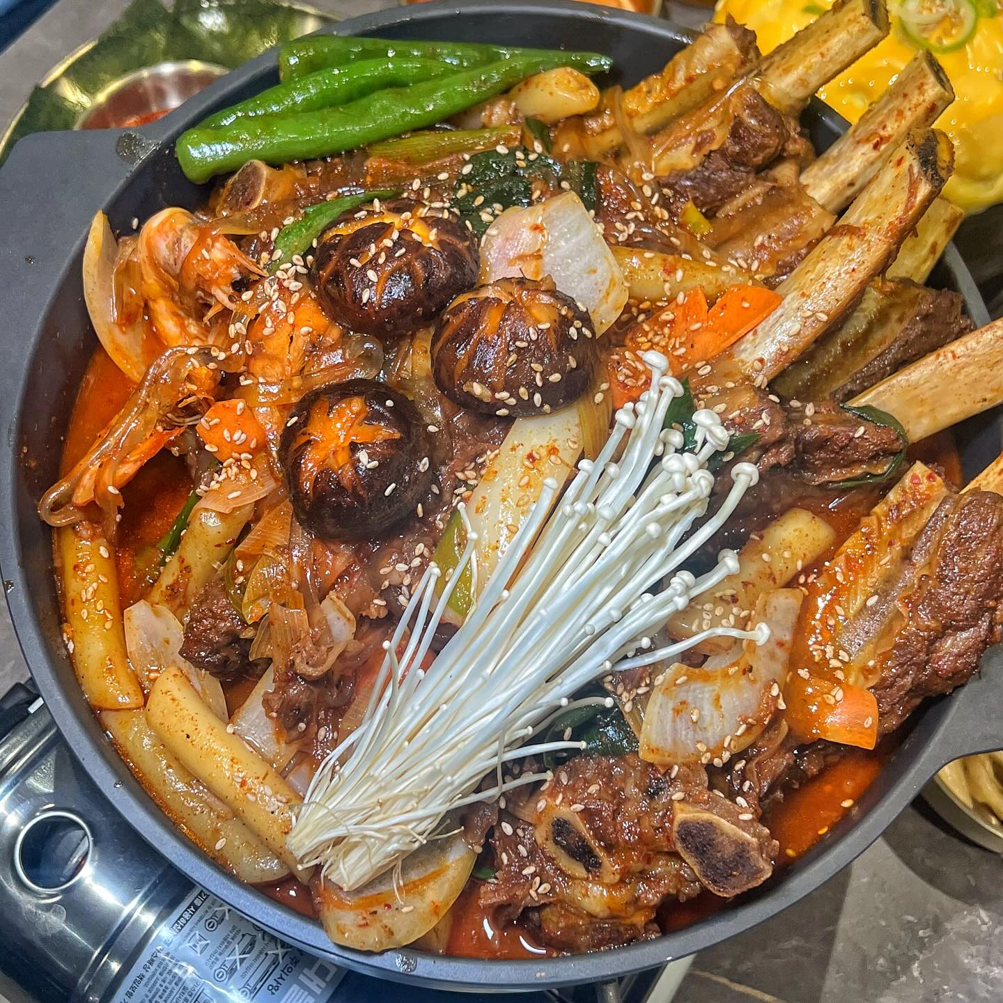 맥아리가 없을땐 매갈(매운갈비찜) 앞으로.
*광고

마포구에 위치한 한식전문점으로
고집스럽게 정성을 다하는 
‘꼰대상회’입니다! ᕦ( ᐛ )ᕡ 

와 이 집 매운갈비찜 찐이에요,, 
왕갈비 한가득에 각종 사리들이 기본으로 
들어있어서 너무 푸짐해요 ദ്ദി*ˊᗜˋ*) 
매콤달콤함이 중독성있어서 ㄹㅇ 술안주고
다 먹고 볶음밥까지 먹어서 뽕뽑을 수 있음,,

그리고 기본 사이드메뉴로 기본찬 세트에
폭탄계란찜이랑 선지해장국 나오는 집 처음봐요

사장님들께서 착한꼰대셔서(?) 운좋으면
서비스도 막 주시더라구요? 그 와중에 
하나하나 다 맛있어서 감동했잖아요 ㅠㅠ
푸근한 인심마저 느낄 수 있어요 ꒰ ¨̮ ꒱ 

여기는 돈쭐나야 한다고 생각합니다,, 
착한꼰대 사장님들께 진짜 꼰대가 뭔지 보여드리고 오자구요 ˃̶᷄‧̫ ˂̶᷅ 

@@꼰대친구 태그
친구야 한턱쏴❤️

👨🏻‍🍳 마포 #꼰대상회 
- 서울 마포구 백범로 132 1,2층

_

#홍대맛집 #홍대술집 #마포맛집 #마포구맛집 
#공덕역맛집 #공덕맛집 #매운갈비찜맛집 
#매운갈비찜 #매운갈비 #불고기맛집