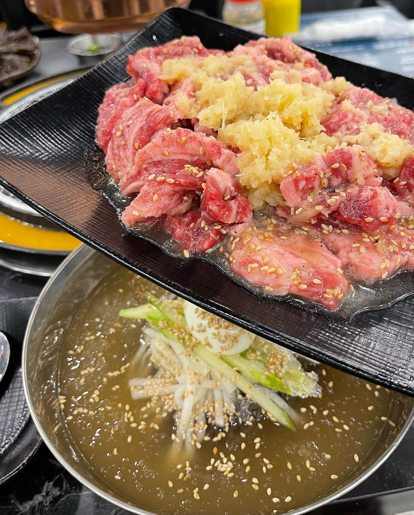#송도고깃집 #숯미당 #소갈비살맛집 

지날 때마다 항상 만석이었던 송도맛집~

벼르고 벼르다가 웨이팅 후 입장했는데
벌써부터 연말 회식을 즐기시는 건지 단체손님이
어마어마한 송도고기집이었어요. +_+

가격도 500g 37,000 (100g 6,300) 으로 혜자~

생소갈비 생등심 양념소갈비 생포삼겹 500g / 1kg
양념소갈비살이 시그니처라고 하셔서 바로 go~~

마늘양념이 올려져 있고 가격 대비 품질이 끝내주는
쫀득한 식감의 소갈비살이 입안에서 사르르 녹아요~

불판 위의 계란찜과 콘, 돼지껍데기도 서비스~>.<
냉면도 맛있지만 찌개와 땡초라면 인기도 하태~

연말모임 가성비에 맛과 분위기까지 잡기 좋은 이곳~
송도 핫플이라 미리 예약해두셔야 할 것 같아요~

🌼인천 연수구 컨벤시아대로 69 밀레니엄빌딩 104, 105호

#송도회식 #송도맛집 #송도신도시맛집 #송도고기맛집 
#인천소갈비맛집 #소갈비살맛집 #송도모임장소 #송도회식장소 
#송도회식추천 #인천송도#인천송도여행 #songdocentralpark 
#songdoincheon #incheonkorea🇰🇷 #koreanfoods