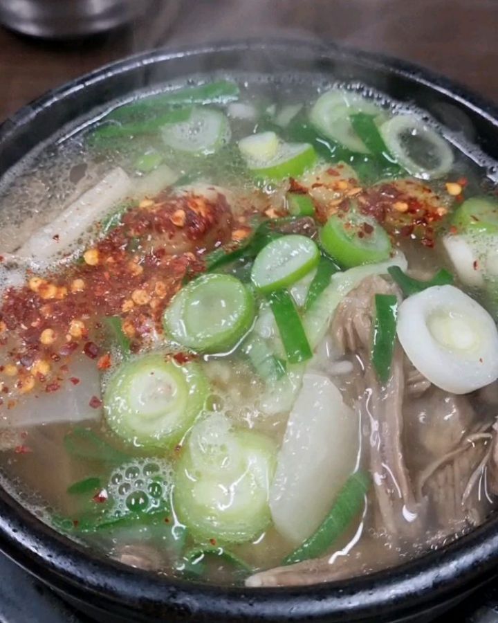 #배부른사람_대전 

#태평소국밥 🍲
인터넷에 "대전맛집" 검색하면 젤 위에 나오는 곳!
부산사람으로써 대전에 국밥이 맛있으면 얼마나 맛있겠어.. 했는데 부산의 돼지국밥과는 또다른 매력이었어요☺️ 갈비탕이랑 비슷한 느낌?!

소머리수육도 먹었는데 이게 정말 꿀맛😍
질길줄 알았는데 완전 보들보들~
가면 국밥만 드시지마시구 이것도 꼭 드셔주세요!!

애매한 시간인 2시쯤 방문했는데도 거의 40분 웨이팅.. 제가 먹고 나와도 한참 줄서더라구요..😲하지만 금방금방 나와서 주문만 하면 후딱 먹을 수 있어요 ㅎㅎ

#성심당
대전하면 성심당, 성심당하면 대전이죠🩷
그런만큼 사람도 정말 많다는 사실.. 그래서 사진을 많이 못찍었어요 ㅠㅠ 딸기시루도 겨우 구경해보구..
딸기 시루대신 딸기컵케이크🍓를 먹었는데 딸기도 많이 들구 많이 달지도 않아서 진짜 추천!! 
유명한 #토요빵 #부추빵 #찹쌀주먹밥 #튀김소보루 #순수롤 등등... 다 먹어봤는데 하나도 빠짐없이 모두 추천👍

마지막은 대전에서 돌아오는 길 #금강휴게소 에서 먹었던 충무김밥인데 맛있었어서 올려봤어요 ㅎㅎ