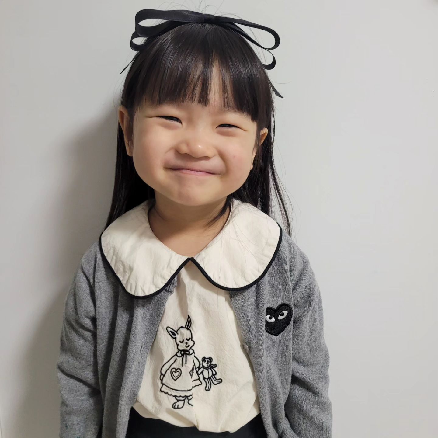 벼리는 유치원입학준비 사진찍자니까 표정이 다 어색!
결인 새로운 원복입고 장난끼 방출.
원복바지 터져올까 무섭다ㅎㅎ