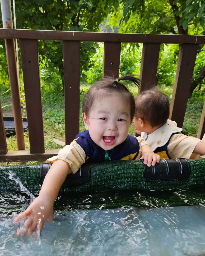 예나의 어린이집 생활😊
감자, 양파 수확체험에 이어 포도까지..ㅋ
집에서 못해주는 이런저런 경험을 할때마다 어린이집 보내길 잘했다는 생각이 드네ㅋ 거기다가 예나가 담임쌤을 엄청 좋아함!! 한번씩 서운할때 있지만은 그래도 다행이야❤️

#17개월 #딸래미일상 #어린이집생활 #이런저런체험 #수확체험 #도치맘