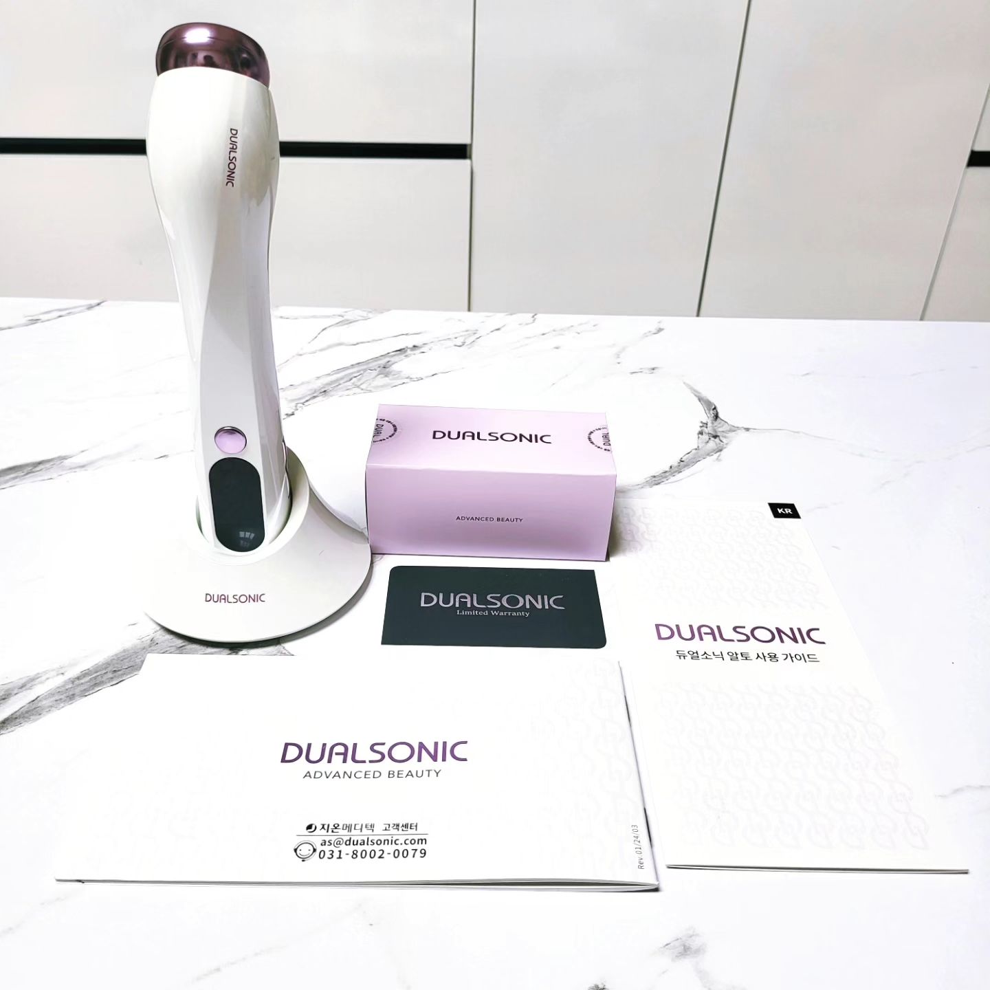 #협찬 #듀얼소닉
dualsonic_korea
듀얼소닉 프로패셔널 부터 맥시멈에 이어
이번에는 4월 6일에 출시한 
최신형 듀얼소닉 알토를 써보았습니다😄

듀얼소닉 프로페셔널은 집중초음파(HIFU) 기능에 특화된것과는 달리 이번 듀얼소니 알토는
고주파 뷰티디바이스로
프로페셔널이 슈링크나 울쎄라에 가깝다면
알토는 써마지 시술과 비슷한 효과라
함께 사용하면 더 효과가 좋아요👍

⭐️알토의 5가지 기능⭐️
-RF 고주파: 7가지 주파수의 3중 고주파로 피부 회복 및 탄력 개선에 도움
-EP(일렉트로포레이션) : 화장품 영양 성분을 피부 속으로 전달
-IR LED(근적외선) : 피부 색소 침착 방지, 피부 재생 촉진
-RED LED : 탄력 개선에 도움
-YELLOW LED : 미백에 도움

이번에 듀얼소닉을 직접 체험해볼수있는
듀얼소닉 신사점이 오픈 했습니다📌
위치 : 서울시 강남구 강남대로 596(논현동) 1층 101호(신사역 3번 출구 도보 1분 거리)

💯피부의 탄력이 걱정이신분들
화장품이 겉도는 느낌이신 분들께
듀얼소닉 알토를 추천드려요
#알토 #듀얼소닉알토 #안티에이징 #얇은피부 #깊은팔자주름 #피부탄력 #피부탄력기기 #브이라인리프팅 #얼굴마사지기구 #피부마사지기기 #얼굴마사지기 #하이푸리프팅 #피부홈케어 #케이뷰티 #뷰티디바이스