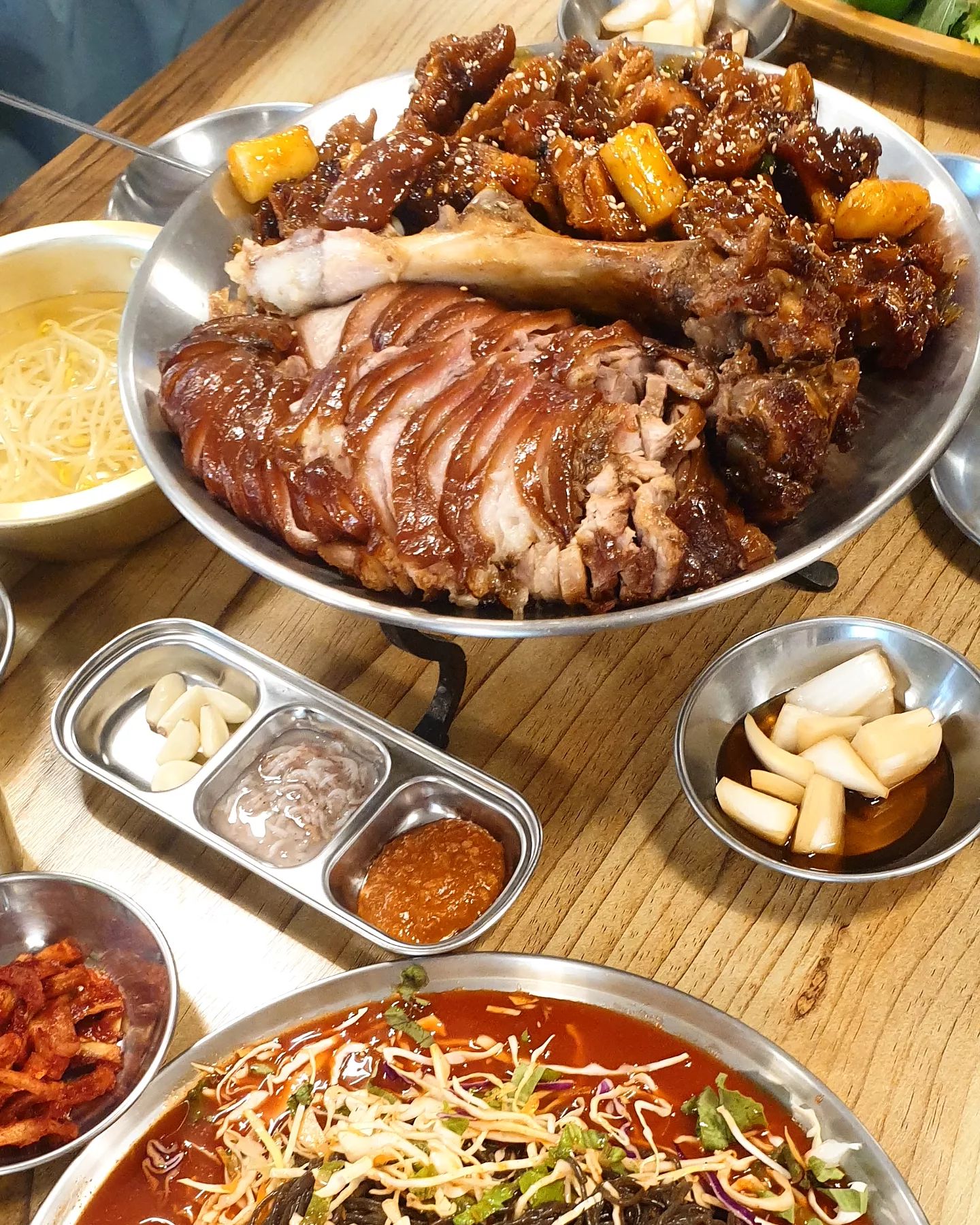 신랑과 연애할때부터 자주가던 성서계대 족발집인데, 10 년도 더 지난 지금 아이셋👧👦🧒과 완전체출동 💜 .

조금이라도 늦은 저녁이면 족발 고기가 없어 오픈하자마자 땡 하고 예약해서 퇴근하곤 먹으러 가곤 했는데, 그 자리 그대로 있다니 우리 부부의 추억의 족발집🐷 .

성서 계대 재학,졸업생들은 여기 족발집 모르는 사람 없을 정도로 유명한 맛집  #88왕족발💗 .

그때 일하시던 젊은 직원분이 인수하셔서 사장님이 되신 후 지금은 더 깔끔하고 리뉴얼된 청결한 매장과 맛을 고집하신다니, 그래서 그런지 손님도 많고 맛도 최고👍 .

우리 5명 88세트 대(온족발+불족발+쟁반국수)+온족발 소 + 주먹밥 2인분 뿌시고 온거 실화니.....?! 😃 . 

유일하게 족발에는 흥미가 없는 8살 막둥이(보통 남자 성인만큼 먹습니다..)도 족발 맛있다고 더 시키라고 난리난리쳐서 온족발 소 사이즈 추가해서 다먹고 왔다고 합니다....🤣 .

불족 매운맛+맥주 한잔에 방학 스트레스 확 날려버려🍻🍻 .

매일 최상급 앞다리만 (고기 질이 별로이면 그날 휴무) 판매하는 신념으로 맛도 서비스도 좋은 곳 💁‍♀️💁‍♂️ .

족발 좋아하신다면 꼭 꼭 가보세요 😊😊 .

#계대족발맛집 #성서계대맛집 #계명대역맛집 #참한88왕족발 #계대참한88왕족발 #성서88왕족발 #성서계대족발집 #성서맛집 #달서구맛집 #달서구족발집 #협찬 #리뷰노트 #성서족발집 #성서불족발 #대구맛집 #신당동맛집