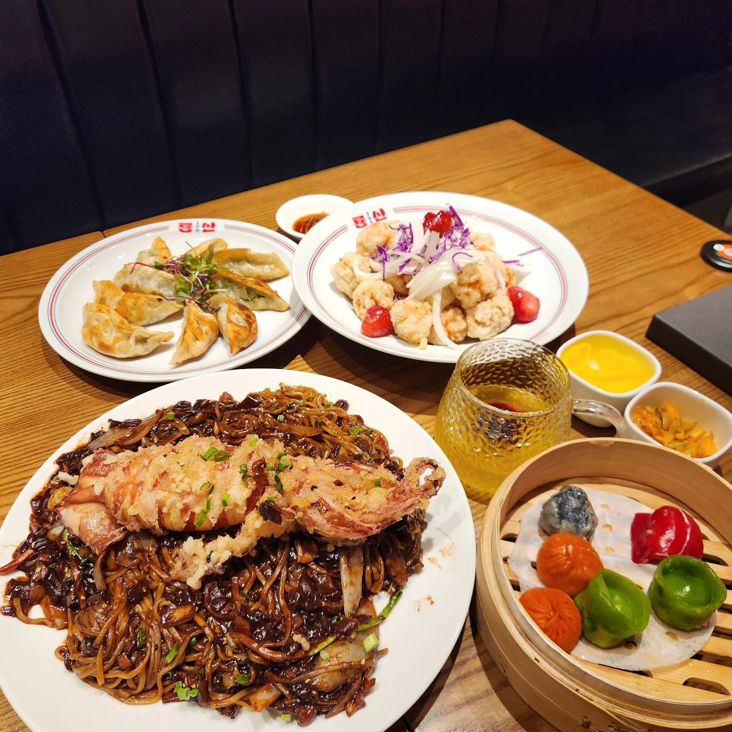 #협찬 룡산399 용산점 ryongsan399
서울 용산구 한강대로14길 69 1층 102호
영업 시간 11:30-22:30 브레이크 14:30-17:00

용산/신용산 국립중앙박물관 근처 모임 회식하기 좋은 중식당 룡산399 용산점에 다녀왔습니다. 외부 내부 인테리어도 빨간색 포인트가 강렬하면서도 고급스러운 차이지즈 분위기 제대로네요. 룸처럼 분리된 공간과 12인 수용 가능한프라이빗 룸도 있어서 모임하기 좋아요.

메뉴도 다양하고 콜키지 프리도 1병 가능하기 때문에 맛있는 음식들과 페어링해서 드시기 좋아요.

통오징어쟁반짜장 25,000원 통오징어추가 5,000원
룡산399의 시그니쳐 메뉴중 하나로 짜장소스도 너무 맛있고 특히 튀긴 통오징어가 겉바속촉으로 쟁반짜장과 궁합이 환상적이었어요. 통오징어 한마리 추가 강추합니다. 다음번 방문때는 저도 꼭 추가해서 먹으려고해요 

육즙탕수육 (중) 28,000원
전진나 후지가 아닌 등심 부위를 동그란 볼 모양으로 두툼하게 튀겨나온 탕수육으로 입안가득 즐길수 있는 탕수육과 상큼한 유자소스가 인상적이네요.

군만두8pc(수제만두) 9,000원
직접 만든 바삭한 교자스타일 속이 꽉찬 수제만두가 9천원이라니 너무 좋아요. 중식 짜장 탕수육 군만두는 못참아요.

모둠 딤섬 6pc (수제딤섬)
샤오마이 소룡포 하가우등 룡산399의 모든 딤섬을 맛볼수있는 메뉴로 다양하게 먹어보기 넘 좋네요.

#용산맛집 #신용산맛집 #국립중앙박물관맛집 #국립중앙박물관 #룡산399 #용산구맛집 #용산역맛집 #신용산역맛집