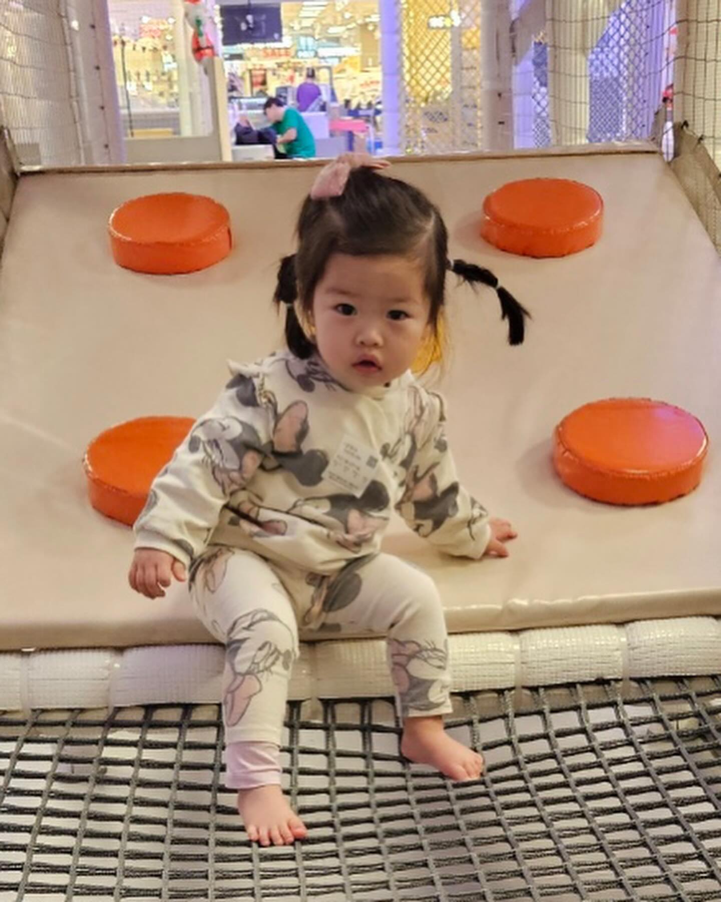 👶🏻+544 아빠와 키카🫶🏻
아빠가 일찍 퇴근하는 날❣️
쩨리는 보통 엄마가 퇴근하고 하원해 연장반까지 있는데요
오늘은 아빠가 일찍 퇴근한다고 해서 하원하고 아빠랑 키카 다녀왔어요
주말에 바글바글하던 곳인데 도착하니 쩨리밖에 없어서 안부딪히고 혼자서 너무 잘 놀아서 뿌듯했다는 쩨리파파에요
앞으로도 자주자주 이런 시간을 보내줘🫶🏻
낮잠자고 일어나서 키카 다녀온건데도 오는길에 바로 잠들고 집에와서도 자는척 아니고 대자로 뻗어 잤데요
우리 쩨리 너무 신나게 놀았나봐요😍
오늘도 쩨리 머리핀은 초코먹핀(chocomuk_pin )🤎