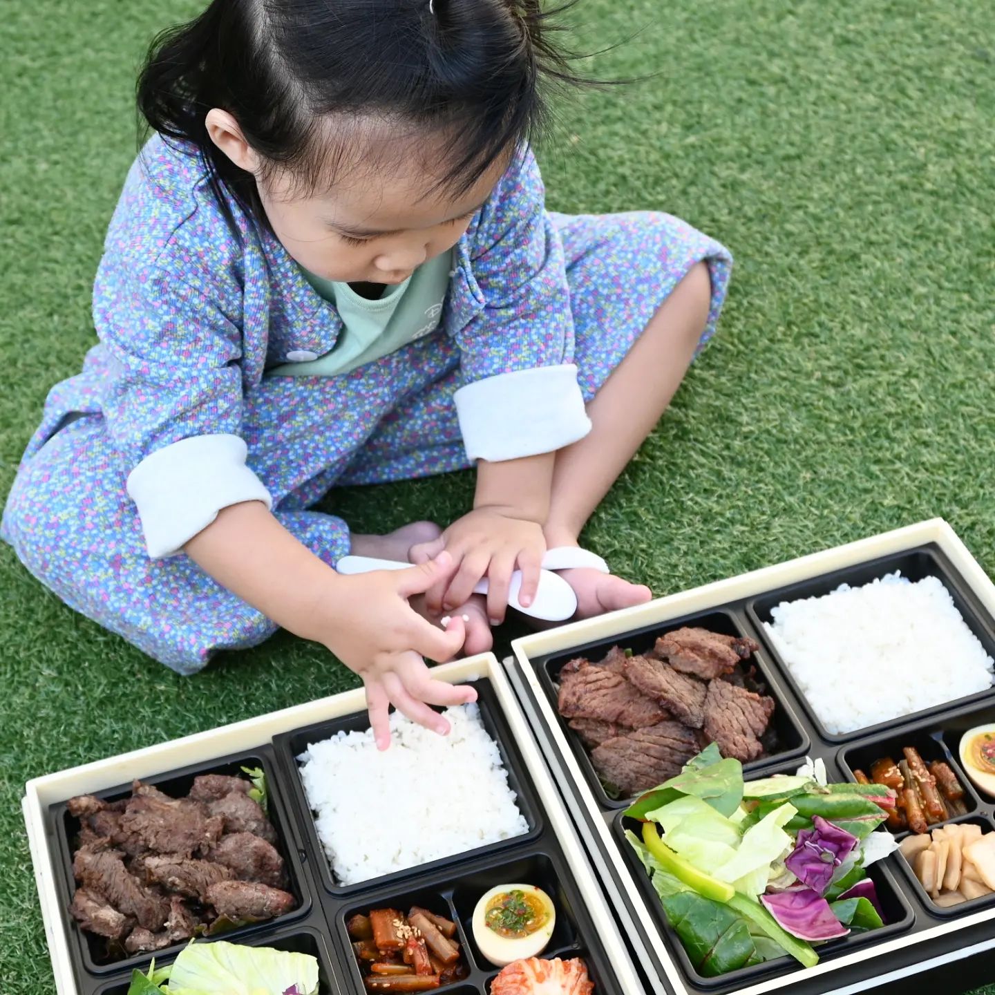 #협찬 울산 외식명가 삼산정◡̈
세 식구 오랜만에 외식을 즐기고 여행 떠나기 전
울산 외식명가 삼산정 도시락 포장 예약해뒀어요!
밥, 고기, 샐러드 와 네 가지의 밑반찬.
추가로 국, 샐러드소스, 갈비소스까지 챙겨주시더라고요◡̈
⠀

외식명가 도시락은 최소 2시간 전 미리 주문해 주셔야 하고
대량 주문시 하루 전날 예약! 미리 주문시 기다림 없이
빠르게 픽업이 가능해서 좋아요🩷

제가 주문한 숯불양념갈비, 숯불갈비양념 도시락은
직접 구워서 도시락을 준비해 주셔서 시간은 조금 걸려도
그만큼 맛있고 정성스럽게 준비해 주셔요!
20만 원에서 30만 원 이상 구매 시 무료배송 서비스~
울산 전지역, 단체주문으로도 인기만점👍🏻
⠀
포장 용기 덕분에 보온이 가능해
오랫동안 따뜻하게 음식을 즐길 수 있어요!
울산 외식명가 삼산점 단골예약🩷
 
⠀
⠀
#울산도시락 #울산배달도시락 #울산고급도시락
#울산프리미엄도시락 #외식명가삼산