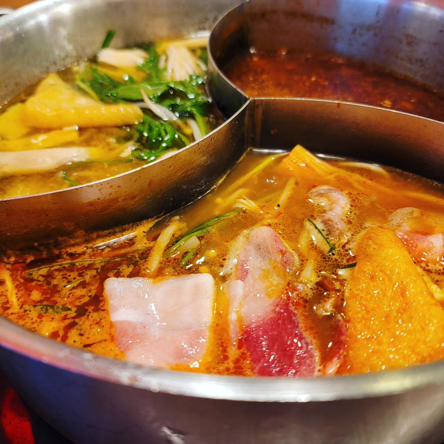 저녁 만찬 : )
배터짐 주의... 주의...

#훠궈맛집 #복성루훠궈성철산점 #훠궈 #고기무한리필 #중국식샤브샤브 #철산맛집 #철산역맛집 #복성루 #홍탕백탕토마토탕