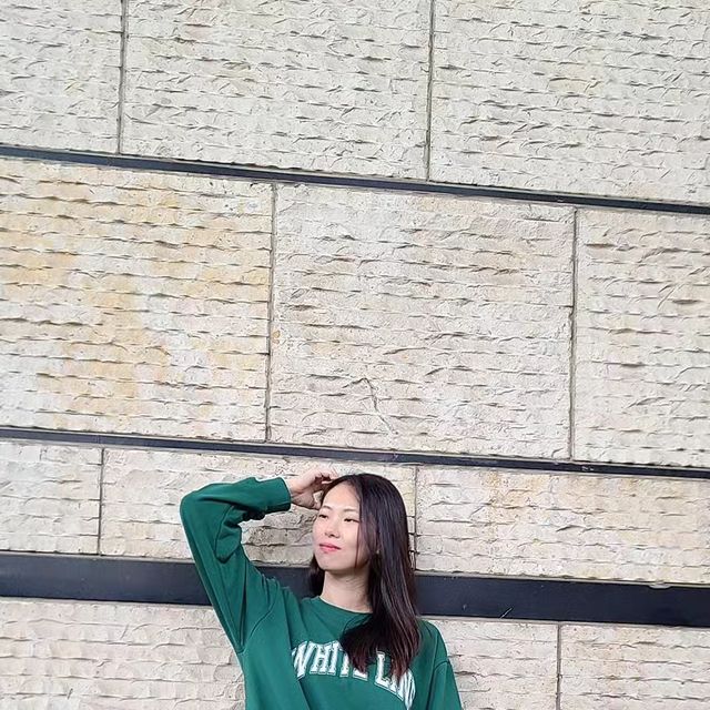 유하랑 on Instagram: "#광고 #협찬 @1rony9orno_official 어깨선을 자연스럽게 드롭시킨 세미오버핏이여서 데일리 웨어로 입기 제격이네요! 탄탄한 핏감과 소프트한 터치감이 넘 좋아요 😆 #아이러