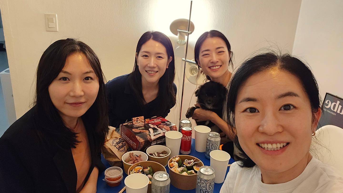 저녁 7시에 만나서 11시30분..? 헤어지기전까지 쭉 일얘기만 했던 모임☺️
빛나 대표님, 정희 대표님은 처음 뵀는데 일얘기 덕분에 금방 친해졌당 히히😊
.
.
다들 본인의 일을 사랑하고 즐기고 몰입하고 계신게 느껴져서 분위기만으로도 많이 배웠던 날.
.
.
사업 선배들의 이야기를 듣고, 고민을 나누고, 더 큰 미래를 도모하며 벅차오른 마음을 안고 다음을 기약했다.
.
.
와.. 인스타에 이 글을 쓰는데 갑자기 책을 보든 일을 하든 해야겠네…🔥🔥
.
.
<기억에 남는 것>
- 책 읽고 글 쓰기는 한 세트. 무조건 글을 써야 한다.
- 롤모델이 있으면 나의 선택이 간결해진다.
- 빠르게 수많은 시도가 중요
- 몰입. 아주 중요.
.
.
pekyzzang 
bitna_cc 
ji.ans 
sinon_ing (뜬금시논)
#메이커스 #여성사업가모임 #웜스프링 #디니어 #스튜디오오브 #리딩디자인