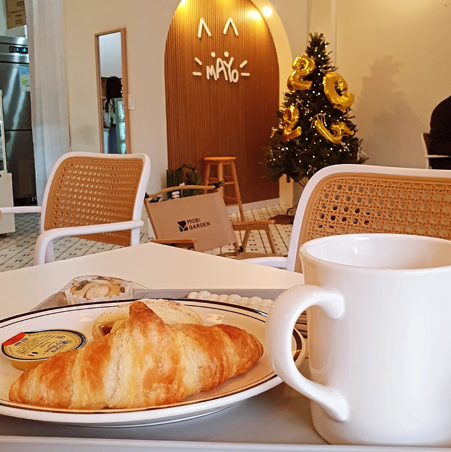 #협찬
따스하고 포근한
커피 한잔을 ☕
즐기기 좋은 공간인
카페 마요🥞

직접 만든 시그니처 브라우니는 
단체 주문 올 정도로👍
인기 가득⭐

부드러운 카페라떼 한 잔☕
겨울에 찰떡인 레몬생강차 한 잔🍋

그리고 디저트로는
애플파이 찰떡파이 크로와상 🥨🥯

수다가 더 맛있는 
카페 마요 🌿

cafe.ma.yo

#수원카페 #수원맛집 #조원동카페 #수원신상카페 #신상카페 #아인슈페너 #디저트맛집 #커피맛집 #브라우니 #카페마요