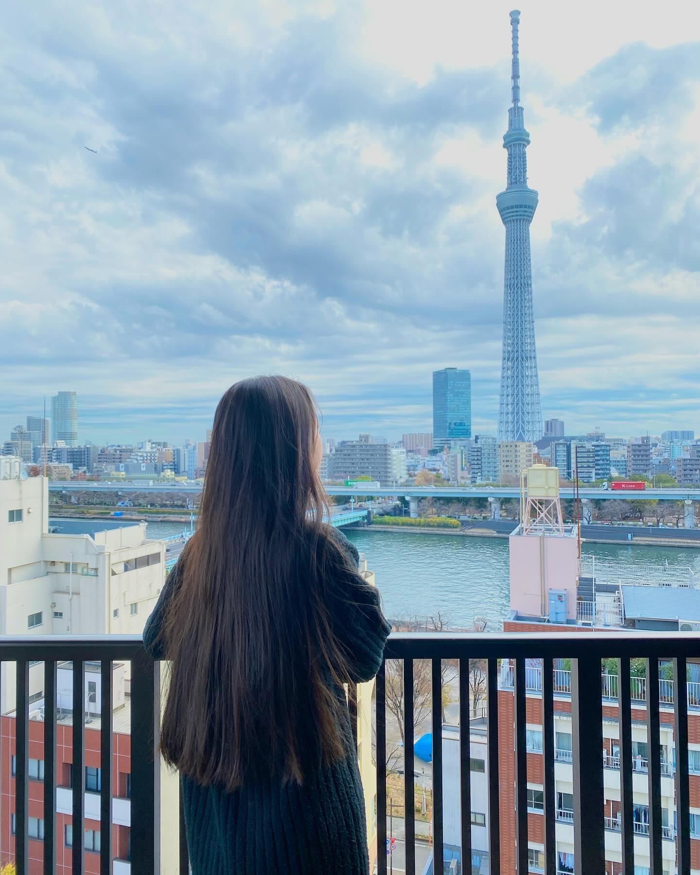 도쿄 스카이트리가 보이는 아사쿠사 호텔🗼

여행 준비중에 가장 신나는 호텔 예약하기! 

우리가 여행중에 기분 좋게 지낼 곳을 고르고
어떤 뷰일지 어떤 분위기일지 가장 기대되는 모먼트 ✨ 

다다미 방이지만 침대라 좋았고 노천탕이라 더더욱 좋았던 🫶
야외 욕조 창문으로 스카이트리도 보이고 발코니랑 분리되어있지만 
밖은 살짝 보여서 답답하지 않은 인테리어 👀

너무 좋았던 아사쿠사 스테이 ⛩️