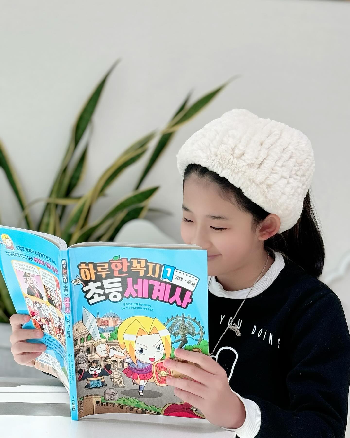 #출판사도서지원
역사가 재밌는 옘옘이 올 겨울방학엔
세계사 기초를 완성할 수 있는 책 #하루한꼭지초등세계사 읽는답니다.

중학교 역사1 교과서 핵심 주제 200꼭지를 뽑아 세 권으로 구성한 세계사 입문서로,
중학교 2학년 때 배우게되는 세계사 미리 기초를 닦아두니 이얼마나 좋은가용!

꼭지마다 두 문제씩 있는데 퀴즈처럼 같이 풀어내니 너무 재밌지 뭐예요?

#하루한꼭지초등세계사 #한꼭지세계사 #세계사 #초등세계사 #중학교역사 
#어린이역사 #역사공부 #초등학습도서 #초등책추천 #어린이책추천 #쉬운세계사 #짧은세계사