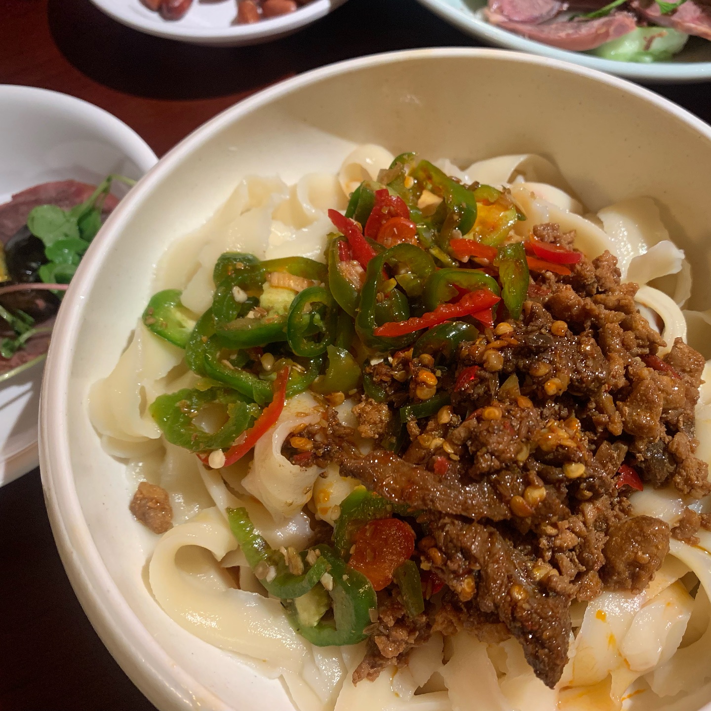 강남역 남소관 우육도삭면 🍜💛 
유발면은 처음 먹어보다•• 찝쪼롬 매콤“ 맛도리➰
딤섬이 맛집! 감칠맛 뜨끈 국물뽀숑 호로록 입네닷 -+
담에오면  가지튀김, 수정달만두도 먹어야지:-)
.
.
.
.
#강남맛집#남소관우육도삭면#우육도삭면#유발면#딤섬