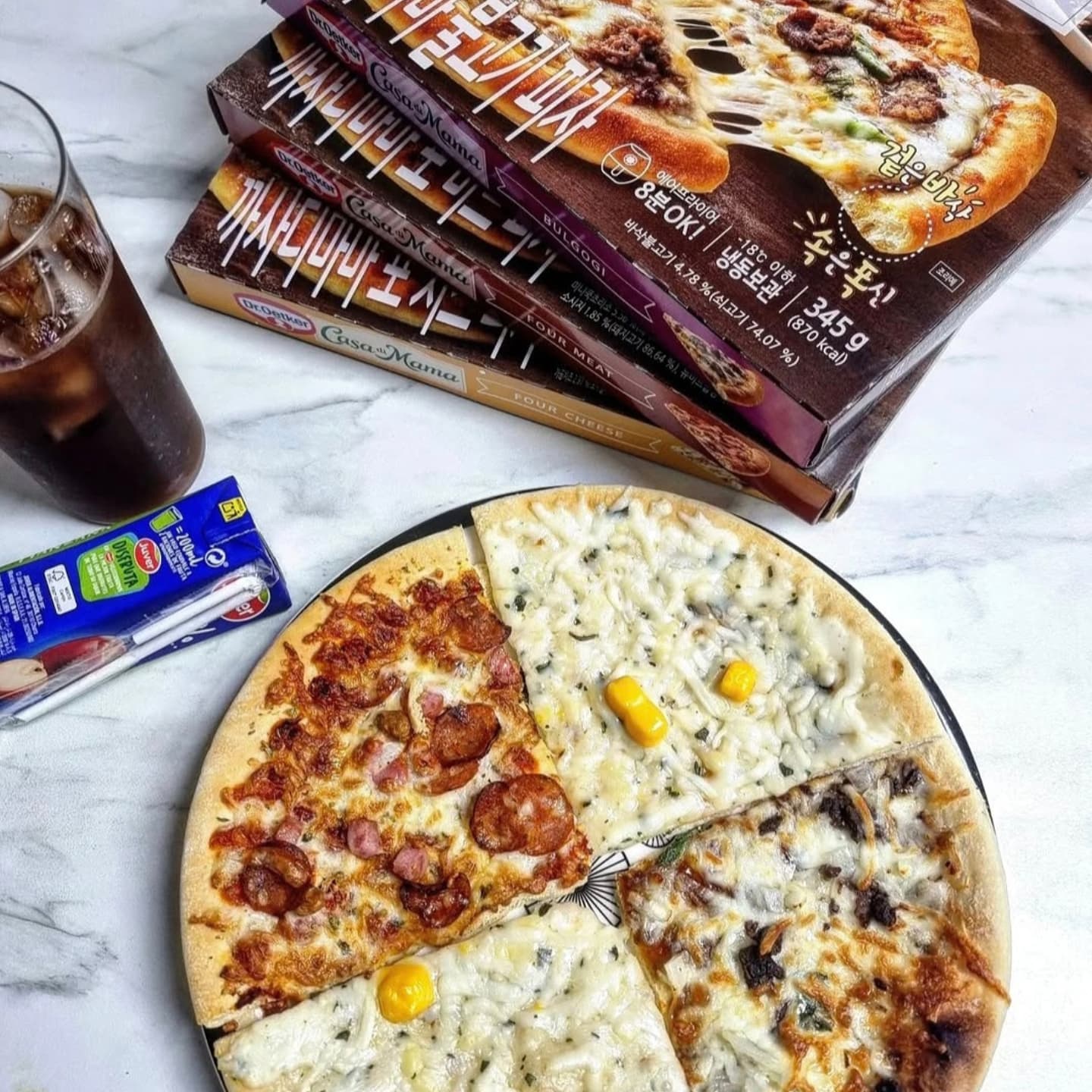 #협찬 dr.oetker_kr

겉은 바삭 속은 폭신한 도우와 치즈 풍미가
가득한 이탈리아 피자 까사디마마 🍕 

고소한 치즈향과 얇고 바삭한 도우는
완전 내스타일♡⑅⃝◌

치즈러버들을 위한 포치즈 피자 🧀 
고기러버들을 위한 포미트 피자 🥓
한국인 입맛에 딱 맞는 불고기 피자 🍖
먹다보니 어느새 한판 클리어ㆅㆅ

취향대로 골고루 맛볼수 있어서 너무 좋네요
내 픽은 역시 한국인답게 불고기 피자😜
아~ 포치즈 피자도 놓칠수 없는🙂‍↔️

간편하게 오븐에 데워만 주면 완성되는 이탈리아식
까사디마마 냉동피자 너무 맛있어요

맛과 가성비 모두 놓칠 수 없는 까사디마마 피자는
쿠팡에서도 구매가능해요🥳

#냉동피자 #피자 #오늘뭐먹지 #간편식 #간식 #피맥 #까사디마마 #홈파티 #브런치 #저녁메뉴