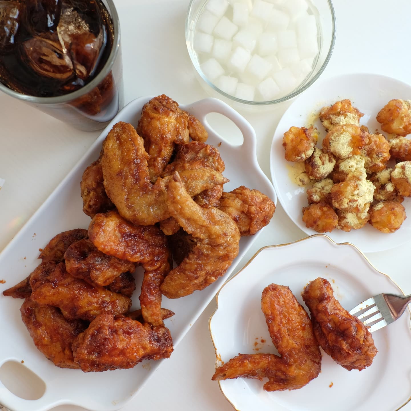#협찬 kyochon_official
🍗교촌치킨 와 앵콜 특가 프로모션 아시나요!?
점보윙 60만 마리 판매 돌파 기념 이벤트로 
옥수수볼과 함께 특가진행한대요!
(2/25까지 교촌치킨 앱으로 주문)

점보윙시리즈는 교촌/레드/허니를 더 크고 
실속있게 먹을수 있어서 인기가 많은데
인기 사이드메뉴인 옥수수볼과 함께
세트 할인을 받아서 기프티콘으로 주문했어요

먹어보니 점보윙 60만수 돌파하는 인기 있는 
이유를 알겠더라구요!!옥수수볼도 옥수수를 
한입 크기로 바삭하게 튀겨 단짠 콘 시즈닝을 
뿌려 먹으니 너무 맛있더라구요!!
앵콜 프로모션 끝나기 전에 드셔보세요!
ㅡ
#교촌 #교촌치킨 #대세치킨 #치킨파티 #점보윙 #점보윙시리즈 #교촌점보윙 #반반점보윙 #옥수수볼 #할인 #이벤트 #치킨 #치킨추천 #치킨맛집