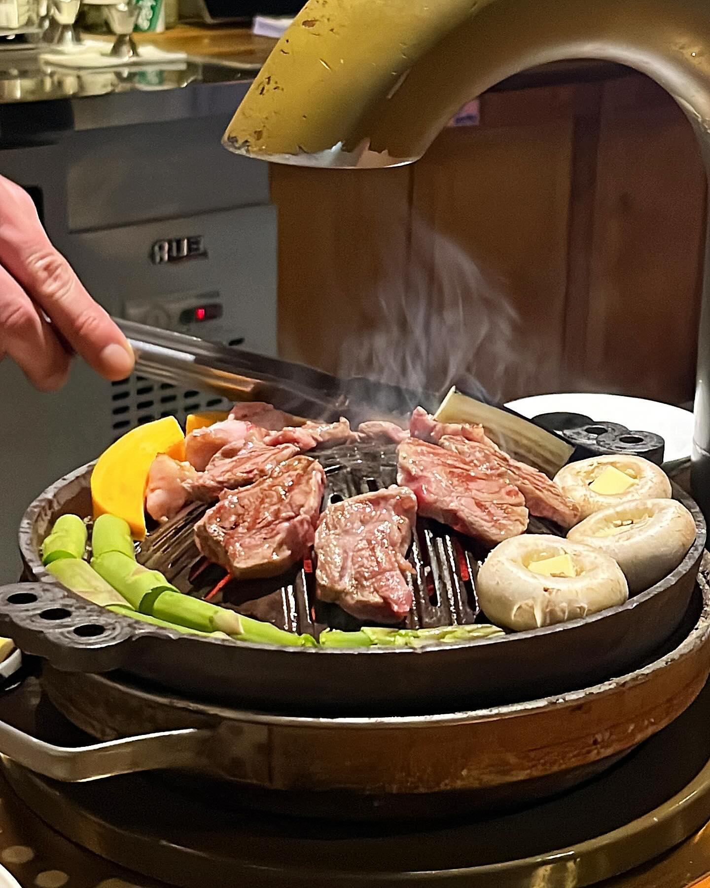 #협찬 
일본 삿포로식 징기스칸 양고기를 맛볼 수 있는 
”고다이“

오늘의 픽 메뉴🍴
양등심 300g 2인분 60,000원
간장 계란밥 4,000원

와사비, 소금, 청양고추, 간장 소스, 
백김치, 미나리 무침, 토리쇼우가(생강초무침)
기본 세팅이었고, 청양고추는 간장 소스에 
넣어 먹으면 맛있다 그래서 왕창 투하

일본에서 직접 공수해온 주물 불판으로 
생동감 있는 육즙과 특유의 불 맛나는 
양고기를 맛볼 수 있어요🙌🏻🙌🏻

직원분이 고기를 전담해서 구워주셔서 편하게 먹을 수 있고
첫 점은 소금에 찍어 먹고 두 번째 점은 간장 소스에 토리쇼우가를 와사비 처럼 조금씩 얹어 맛보라고 하셨어요

소고기 등심의 경우는 개인적으로 싫어하는데
양 등심은 너무 부드럽게 넘어가서😋😋
굽기도 적당하고 입안의 육즙이 팡팡팡🤩
계속 먹다가 백김치랑 미나리 무침과 함께 먹으면
느끼함도 싹 잡아줘서👍🏻👍🏻

직원분들도 너무 친절하시고 분위기, 맛도 좋아
블루리본 4년 연속 인정받을만하네👏🏻👏🏻👏🏻👏🏻👏🏻

주소
👉🏻 용산구 한남대로18길 28 1층 고다이

연락처
👉🏻 02-749-9299

영업시간
👉🏻 평일 17:00 ~ 22:00 / LO 21:00
👉🏻 주말 16:30 ~ 22:00 / LO 21:00

#한남동맛집 #한남오거리맛집 #한남동핫플 #한남동데이트 #이태원데이트 #이태원카페 #용산맛집 #고다이 #맛집투어 #고기사랑 #고기그램 #양고기맛집 #양고기 #양갈비 #분위기맛집 #연말모임 #맛점
