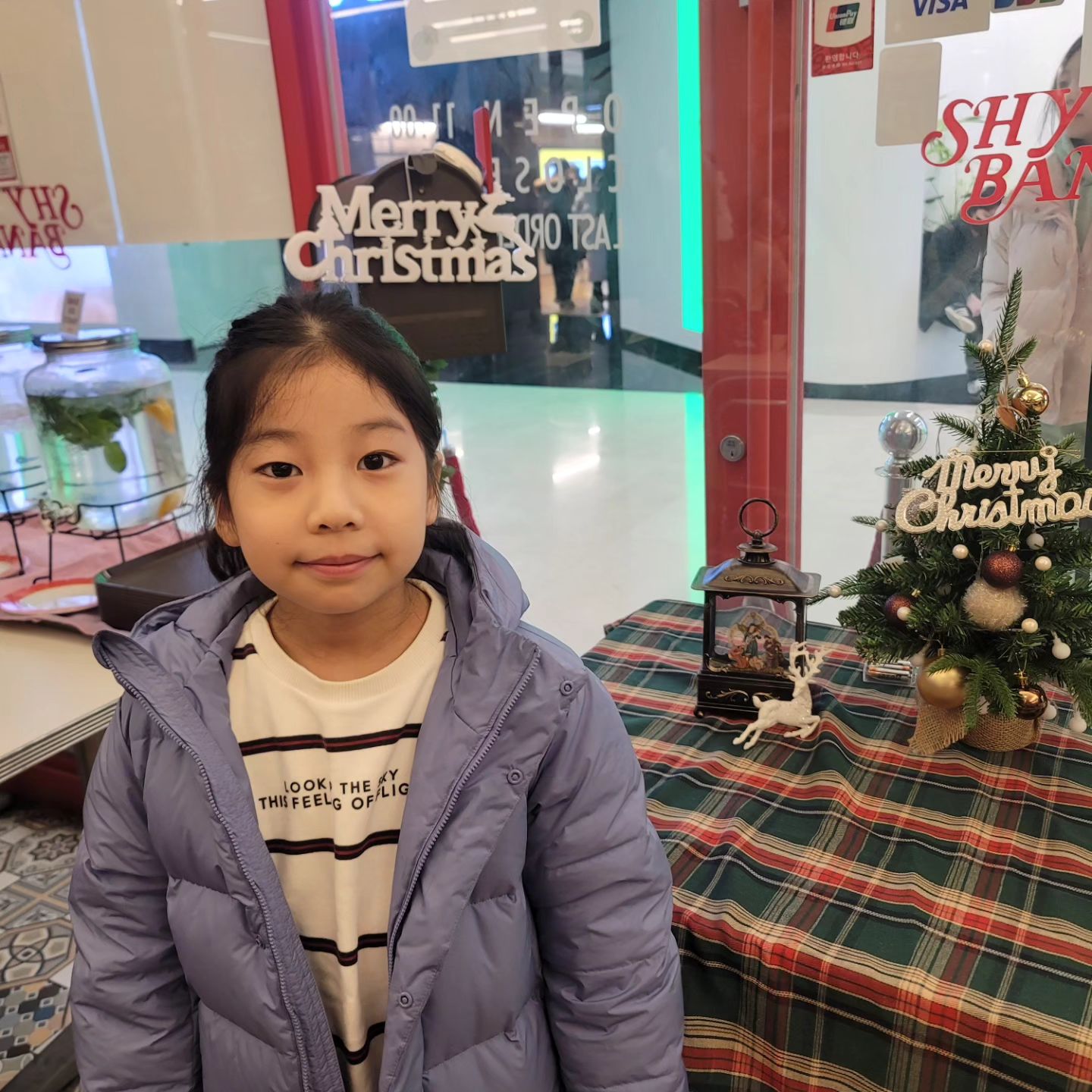 #샤이바나코엑스점 

브런치 후,
햄버거와 파스타~

우리 가족은 항상 신속하게 순삭해버린다. ㅎㅎ
누구보다 빠르게~ 😂 

팩맨 치킨 슬라이더를 주문하면,
4가지 맛의 햄버거가 나온다.
취향따라 골라먹기~

큰 딸은 파스타 소스가 넘 맛나다며 소스까지 싹싹-

#다이어트는새해부터 #연말까지먹기 #먹방 #맛집탐방 #가족과함께 #코엑스맛집 #삼성역맛집 #코엑스파스타