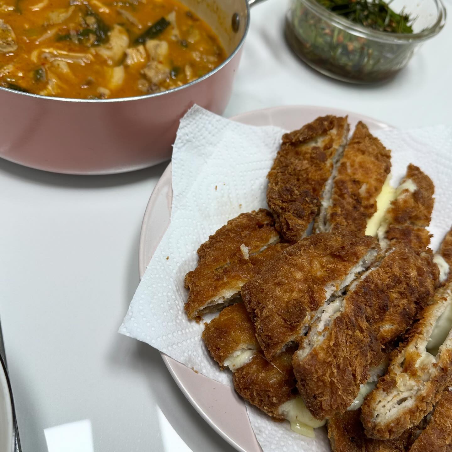 순대국밥 & 치돈 조합
부추무침이 있어서 나쁘지 않았담 🩶

마카롱, 투게더가 더 좋은건 우얄꼬 😋😋
