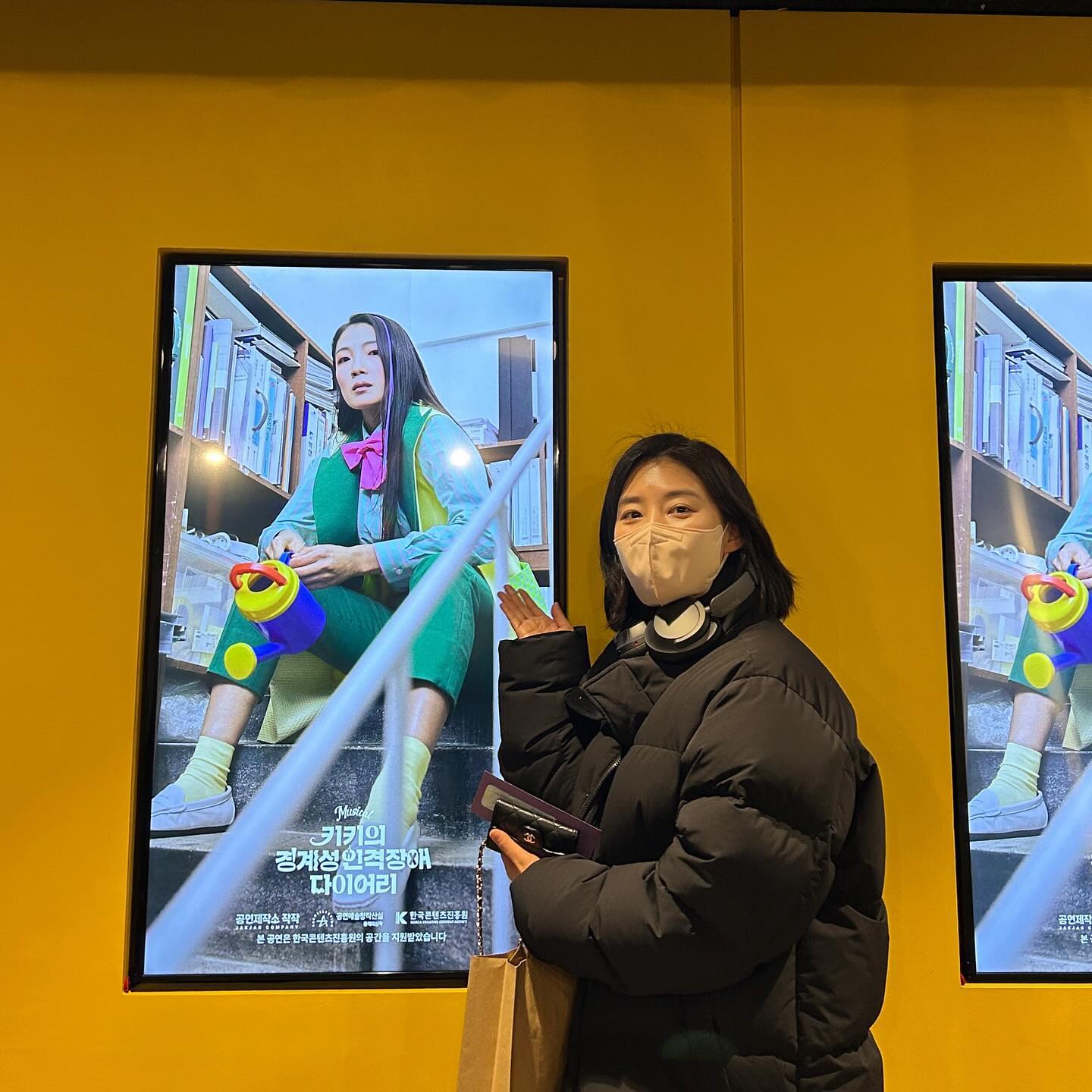 내사랑 김크리스탈✨덕분에 마음이 따땃해지는 웰메이드 공연 보고왔어요 넘버 미쳣 음악감독님이 천재이신거같습니다~ 배우들 합도 너무 좋고 통통 캐릭터가 살아있어요 2시간 순삭입니다 꼭보러가야해여 🥹🥹 넘나 자랑스러워떠 언냐 🤍
.
.
.
.
.
.
.
.
#키키 #키키의경계성인격장애다이어리  #뮤지컬 #김수정 #배우 #호스트수