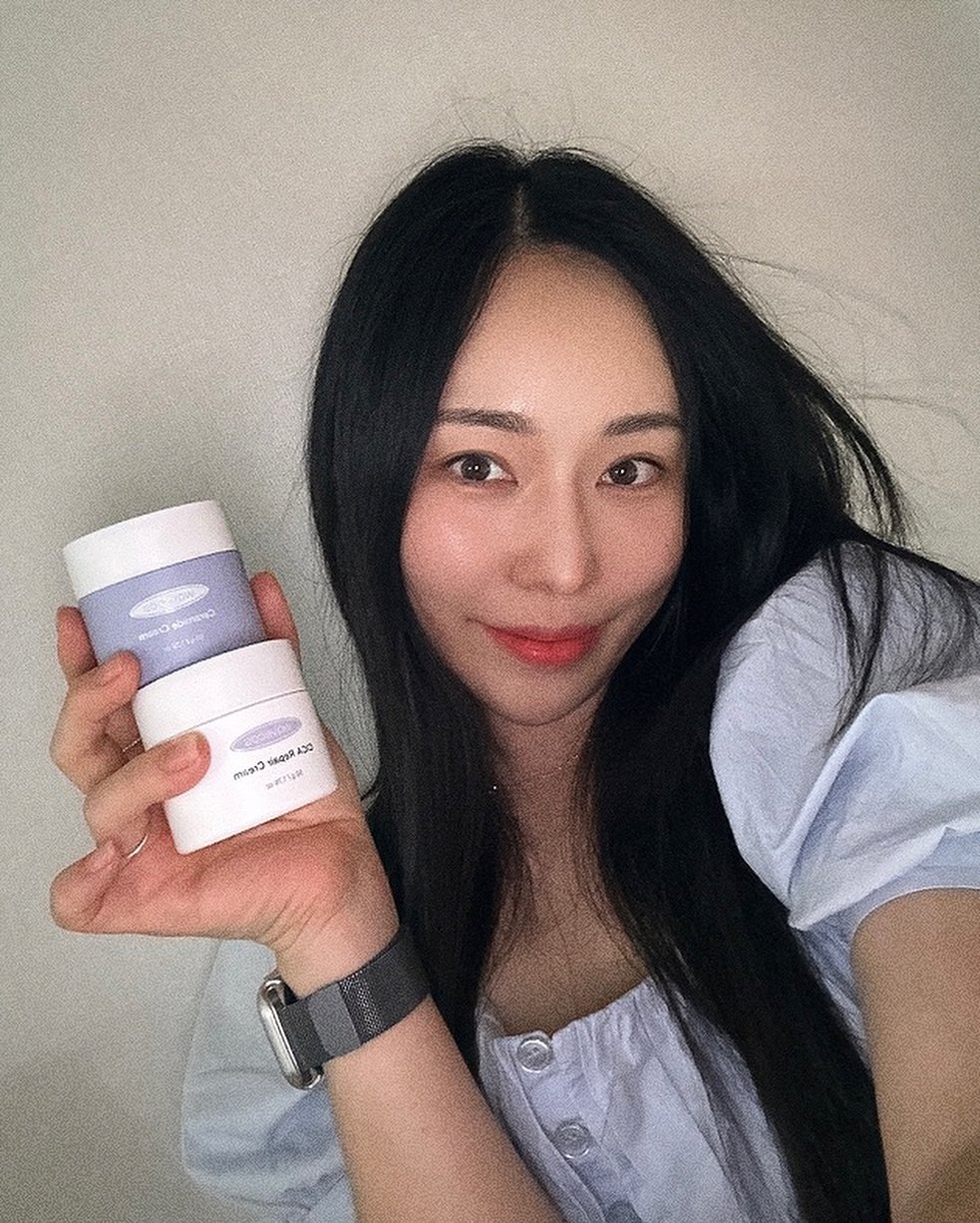 #광고
⠀
⠀
병풀추출물이 함유된 웨이브코스
세라마이드 크림 / 시카 리페어 크림
⠀
건조해지기 시작하는 가을 부터 겨울까지
촉촉하고 탱글하게 보습 영양 듬뿍 ✨
⠀
⠀
수분공급 보습과 피부장벽 강화 주름개선에는
병풀추출물 650,000PPM 함유되어 있는 하얀통
⠀
10,155PPM 고함유 5종 히알루론산으로
피부 속 깊이 수분 장벽 세우기에는 보라통으로!
⠀
⠀
올 가을 겨울은 웨이브코스 보습라인으로
초크초크한 스킨 케어 해보세요 💆🏻‍♀️ ✨
wavecos.ad wavecos.official 
⠀
⠀
⠀
#웨이브코스 #wavecos #보습크림 #세라마이드크림
#진정크림 #스킨케어 #셀카 #뷰스타그램 #뷰티템리뷰
#만세라 #수분크림 #스킨케어 #시카리페어크림 #뷰티템