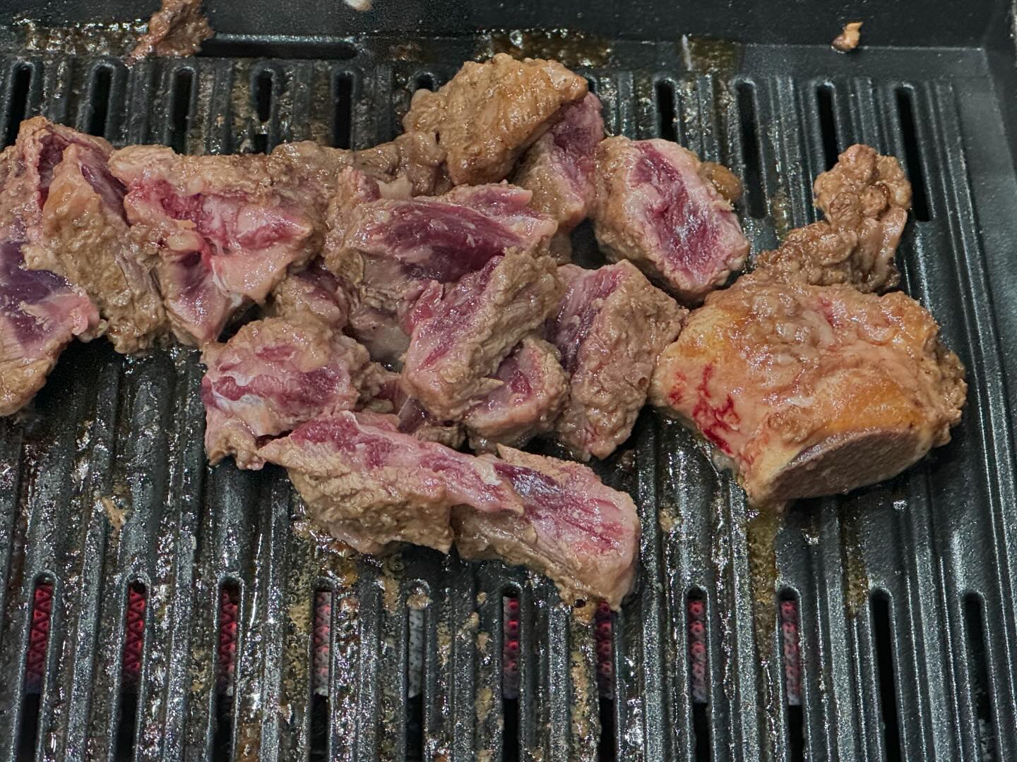 소갈비 찐 맛집 넓고 분위기도 좋고 너무 너무 친절하세요
양념도 맛있고 고기도 너무 부드러워요 ❣️
이제 날씨가 너무 좋아서 다음엔 야외테이블에서 먹어보려구요~! 

#진주맛집#진주월아산맛집#진주월아
