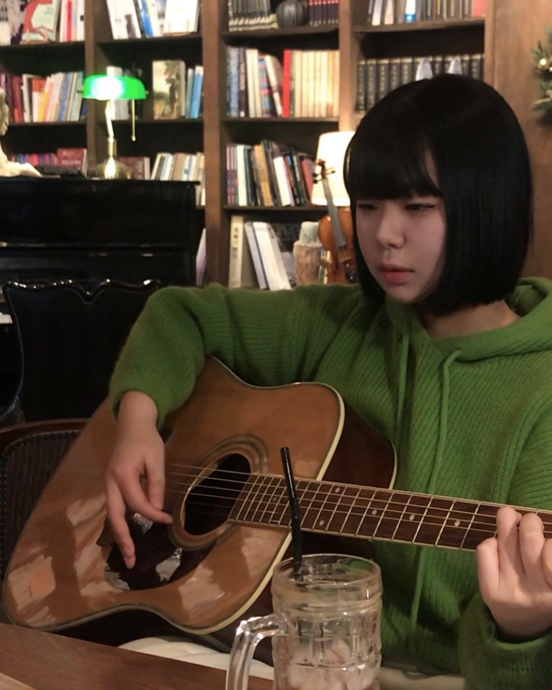 기타들고 멍때리기