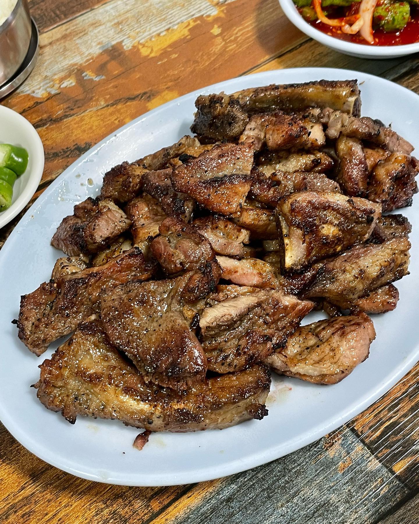 연탄불에 구워주는 돼지갈비 맛집˚ෆ*₊

제기동 약령시장 안쪽에 위치해 있는데 본관,별관 두군데임
다 구워서 나오기 때문에 옷에 냄새 배길 걱정 1도 안해도 되는곳!
밑반찬도 맛있도 먹기 좋게 잘라 나오는 갈비가 진짜 부드럽고 
단짠단짠..❤️ 밥먹는 겸사 간단히 술도 먹었는데 술이 술술 들어간다,,
아쉬우면 술 안주로 생선구이 시키려고 했는데 너무 배불러서 패스 
생선구이도 맛있어 보여서 다음에 또 먹으러 오기로 했음😋

📍#제기동 #감초식당
📍서울 동대문구 약령서길 28
📍매일 11:00~22:00 L/O 21:00 B/T 15:00~16:00
매당 2,4,5번째 일요일 정휴

#청량리맛집 #제기동맛집 #백종원3대천왕맛집 
#노포맛집 #돼지갈비맛집 #돼지갈비 #백반맛집