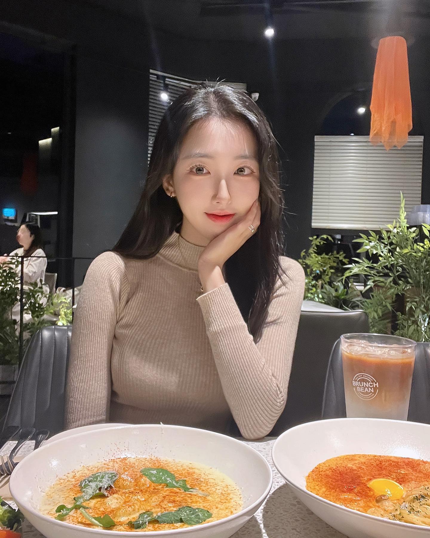#협찬 브런치 카페 ‘브런치빈’ 천호점🧡

전에도 남자친구랑 엄청 맛있게 먹거왔던 곳인데
이번에도 또 방문했어요🙈 항상 먹어도 예쁘고 맛있는곳,,,

알고보니 하트시그널4 촬영도 브런치빈에서 했다고 하더라구요?! 그래서 이번에 핱시SET 메뉴도 출시되었다고 해요!

테라스에서 멋진 야경도 볼 수있고 직원분들도 엄청 친절하셨어요 ㅎㅎ😚

뭐니뭐니해도 저녁까지 브런치를 먹을 수 있다는게 최고..❤️ 

모두들 브런치빈하세요~~🥪🥗🥤

#협찬 #명일역브런치 #명일브런치 #명일역브런치카페 #명일역카페 #명일역맛집 #명일역파스타 #명일맛집 #명일브런치카페 #명일카페 #명일파스타 #명일동카페 #명일동브런치 #명일동브런치카페 #천호동카페 #천호동브런치 #천호동브런치카페 #브런치빈명일점 #브런치빈 #데이트코스 #브런치 #셀카 #셀카그램 #좋반환영 #맛집추천